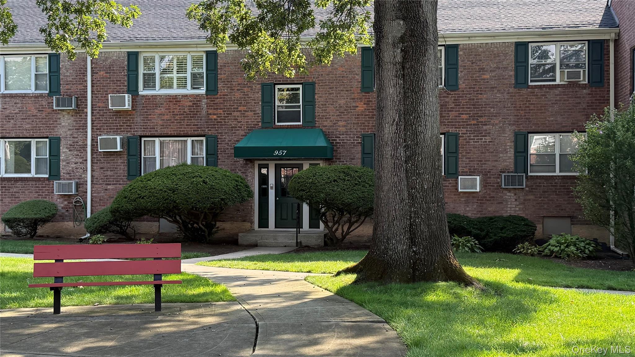 #11 photo, 957 Fenwood Drive, ナッソー郡 North Valley Stream , NY 11580