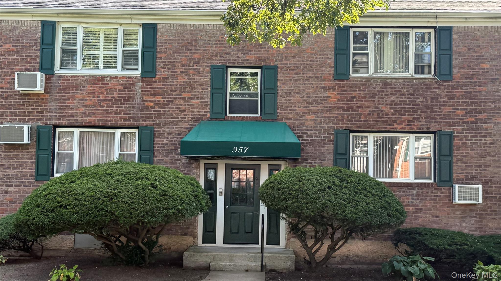 #2 photo, 957 Fenwood Drive, ナッソー郡 North Valley Stream , NY 11580