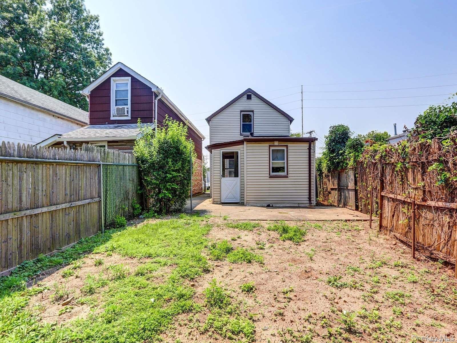 #16 photo, 39 Bay Avenue, Hicksville , NY 11801