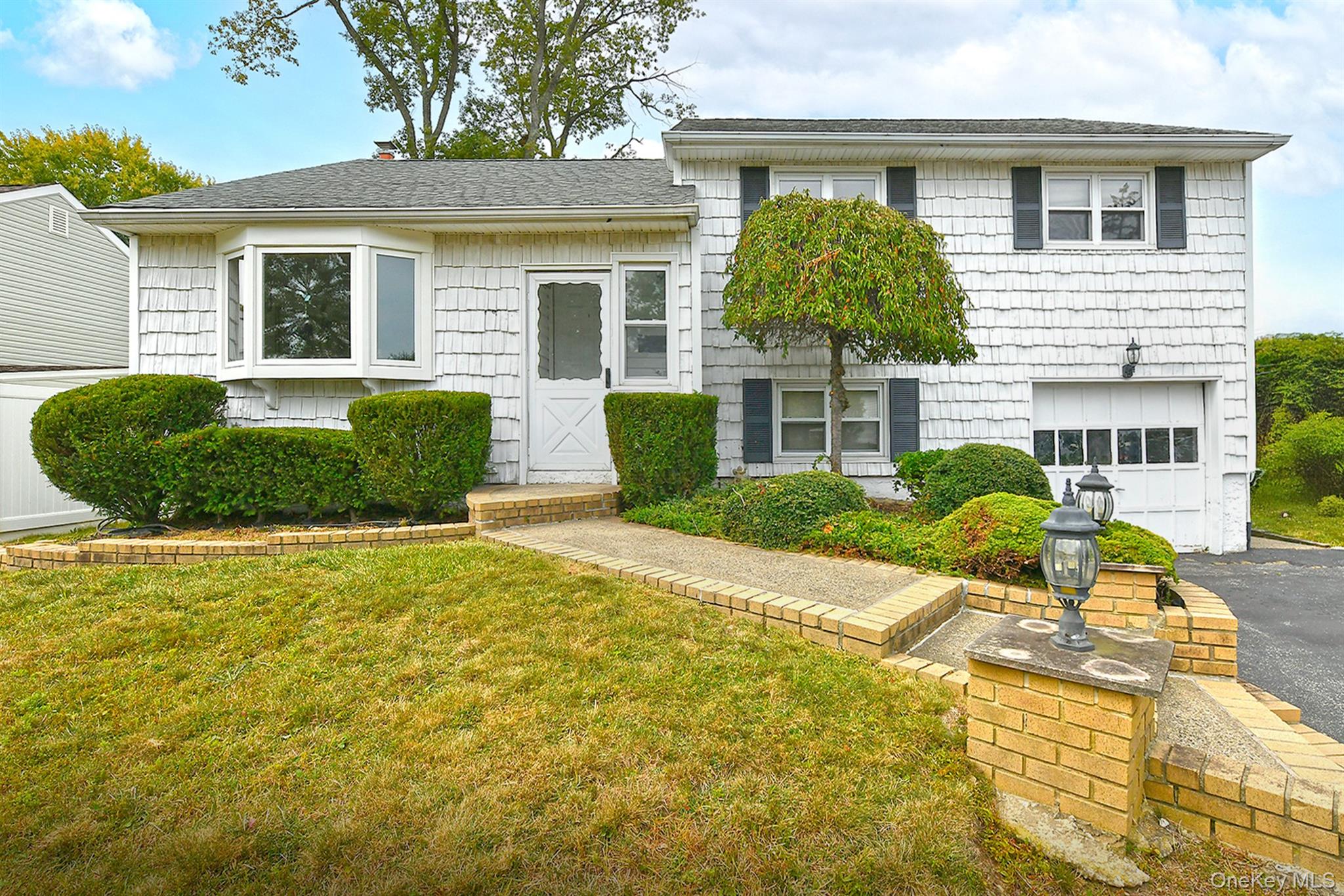 #1 photo, 42 Amherst Drive, नासाउ काउंटी Massapequa , NY 11758