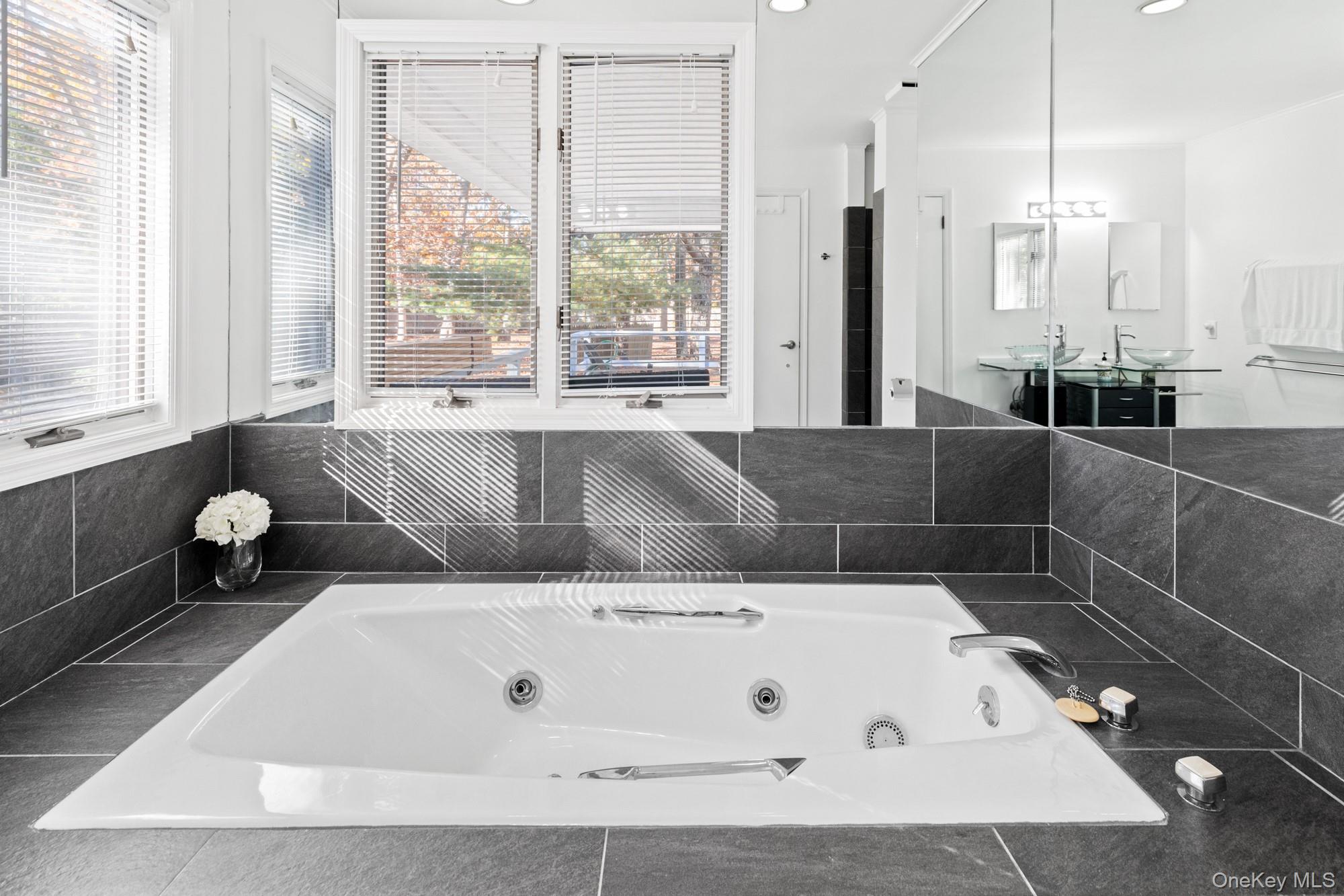 #13 photo, 4 Evelyn Court, サフォーク郡 Westhampton , NY 11978