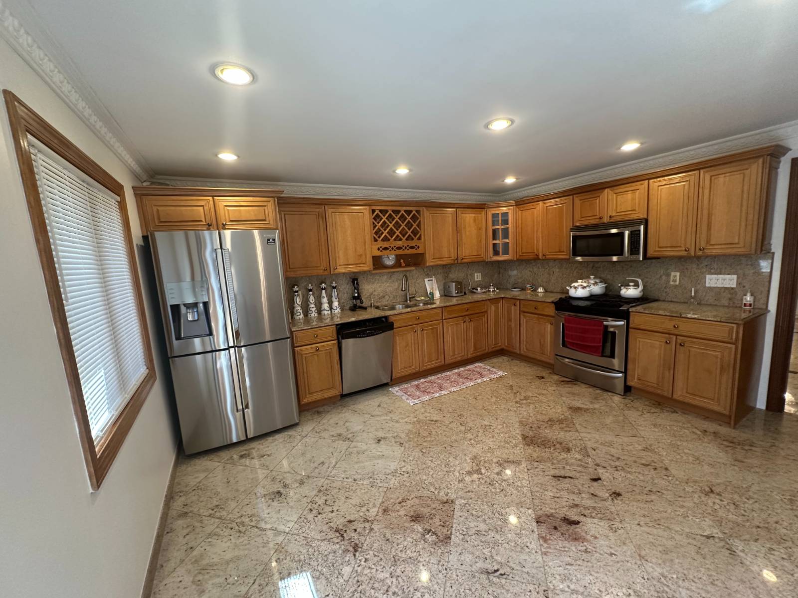 #9 photo, 63 Gateway Dr, Staten Island , NY 10304