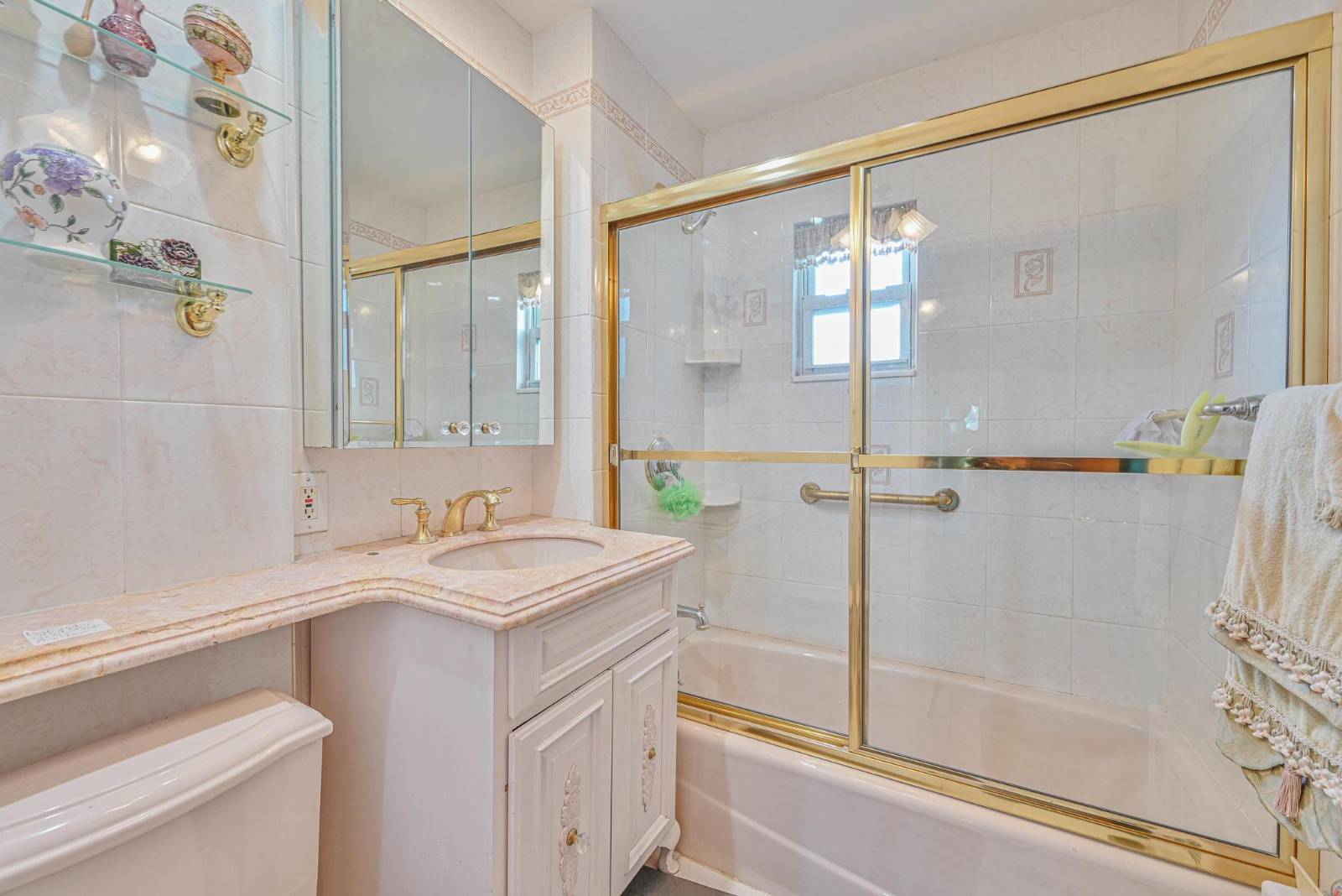 #13 photo, 954 81st St, ブルックリン区 Dyker Heights , NY 11228