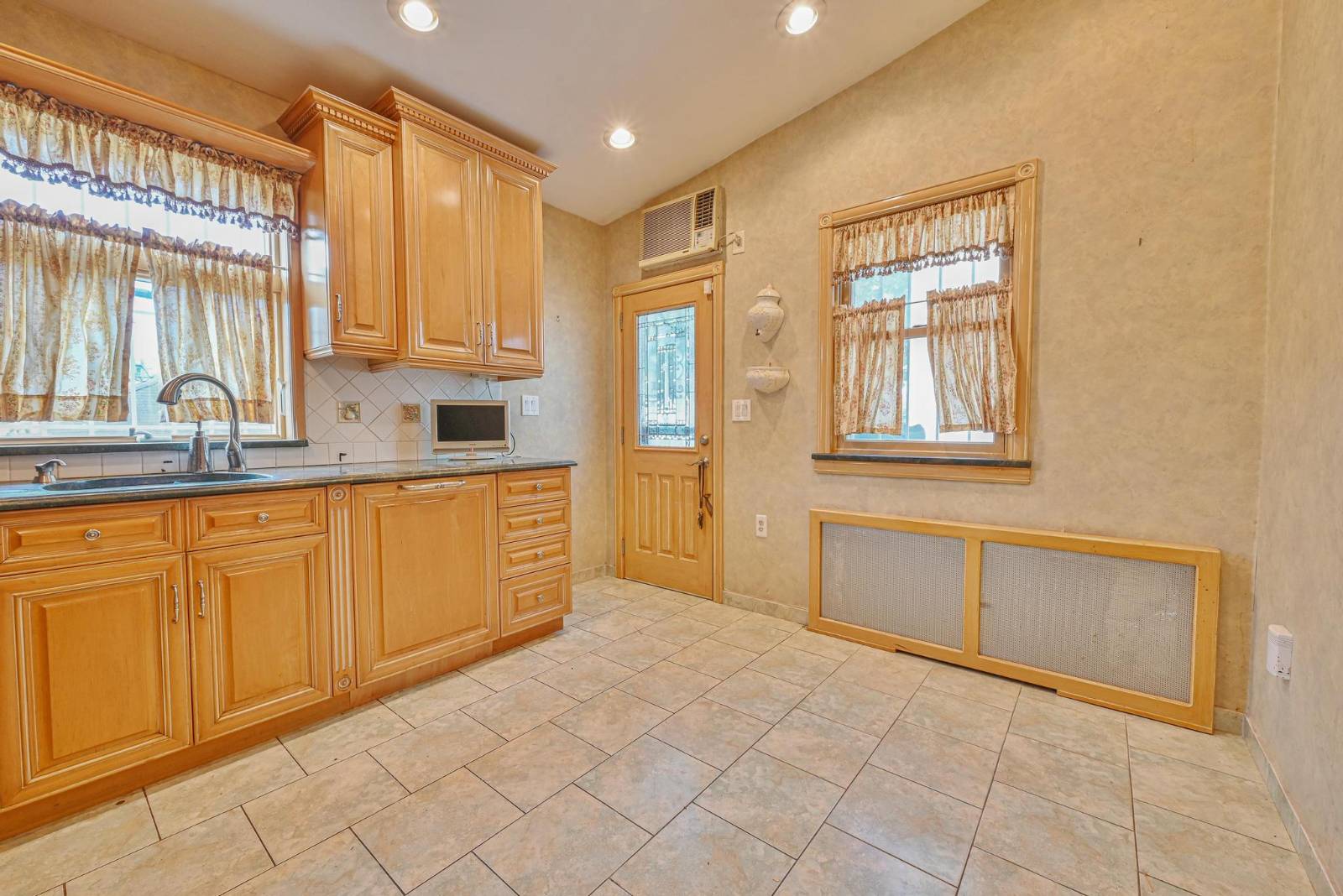 #7 photo, 954 81st St, ブルックリン区 Dyker Heights , NY 11228