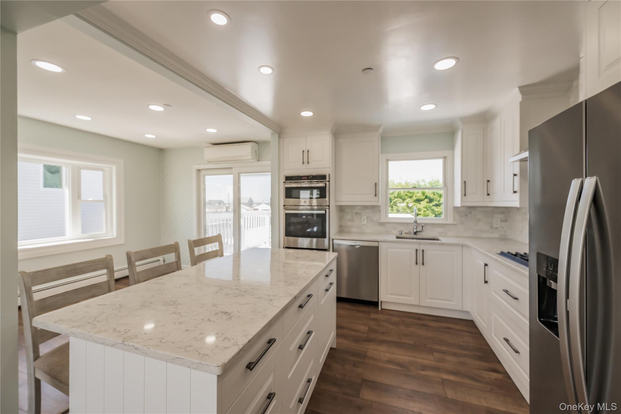 #3 photo, 869 Beach Street, サフォーク郡 Lindenhurst , NY 11757