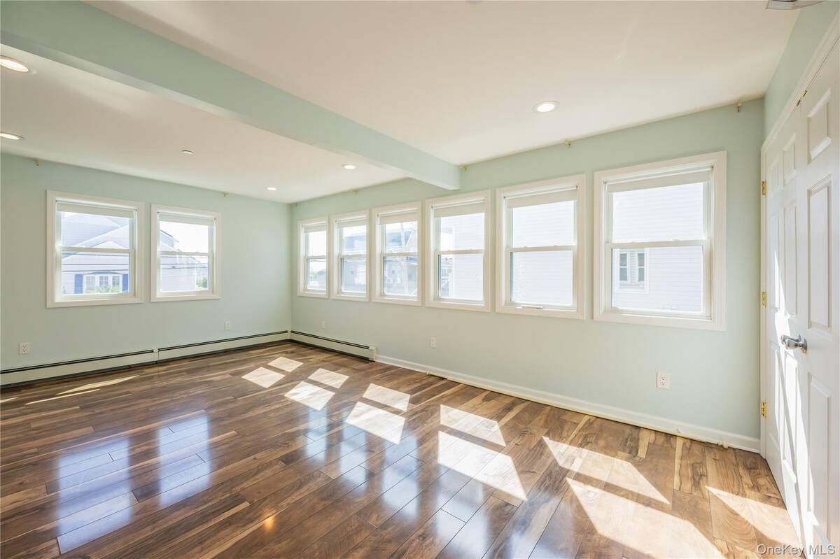 #10 photo, 869 Beach Street, サフォーク郡 Lindenhurst , NY 11757