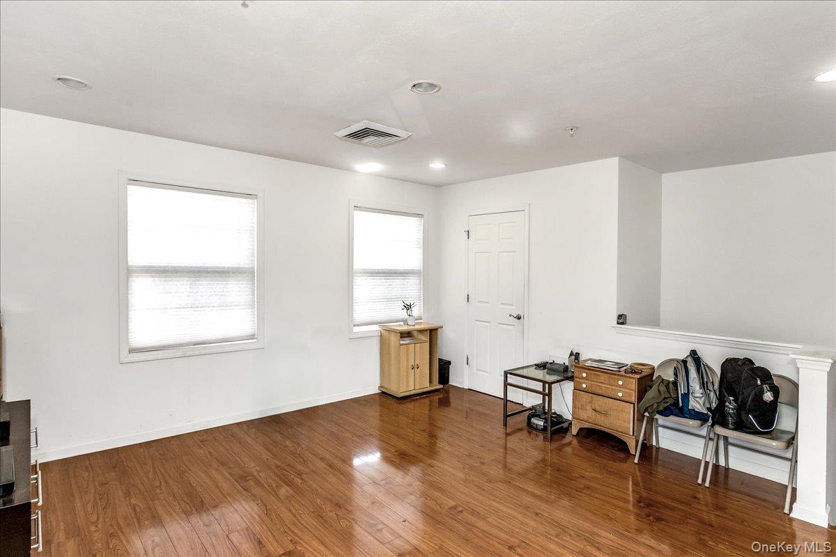 #4 photo, 802 Willow Lane, Valley Stream , NY 11580