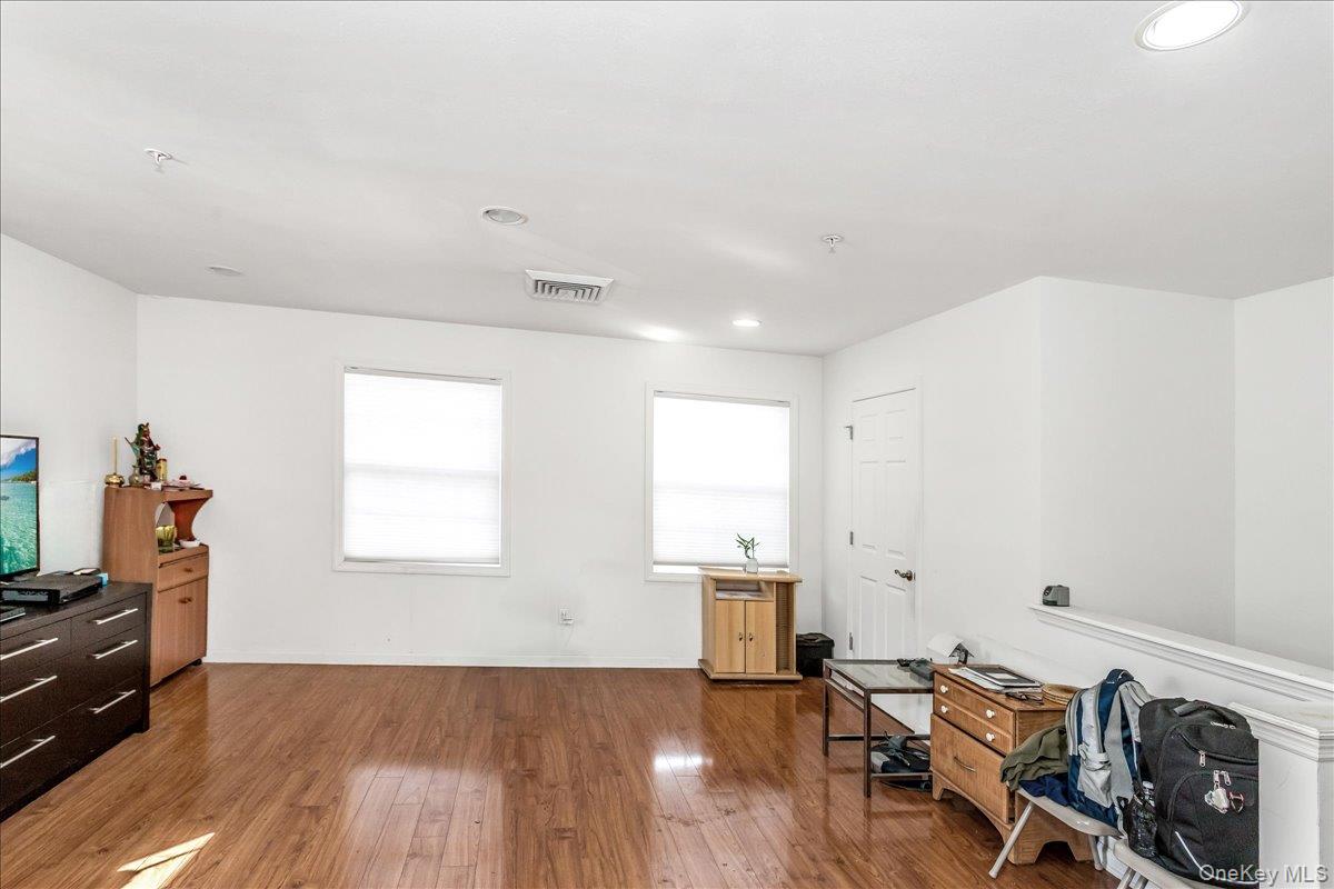 #5 photo, 802 Willow Lane, Valley Stream , NY 11580