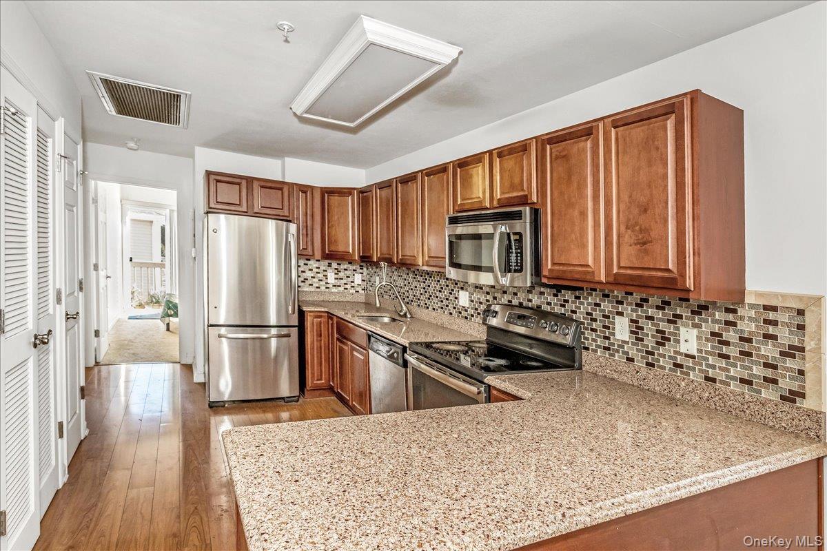 #6 photo, 802 Willow Lane, Valley Stream , NY 11580