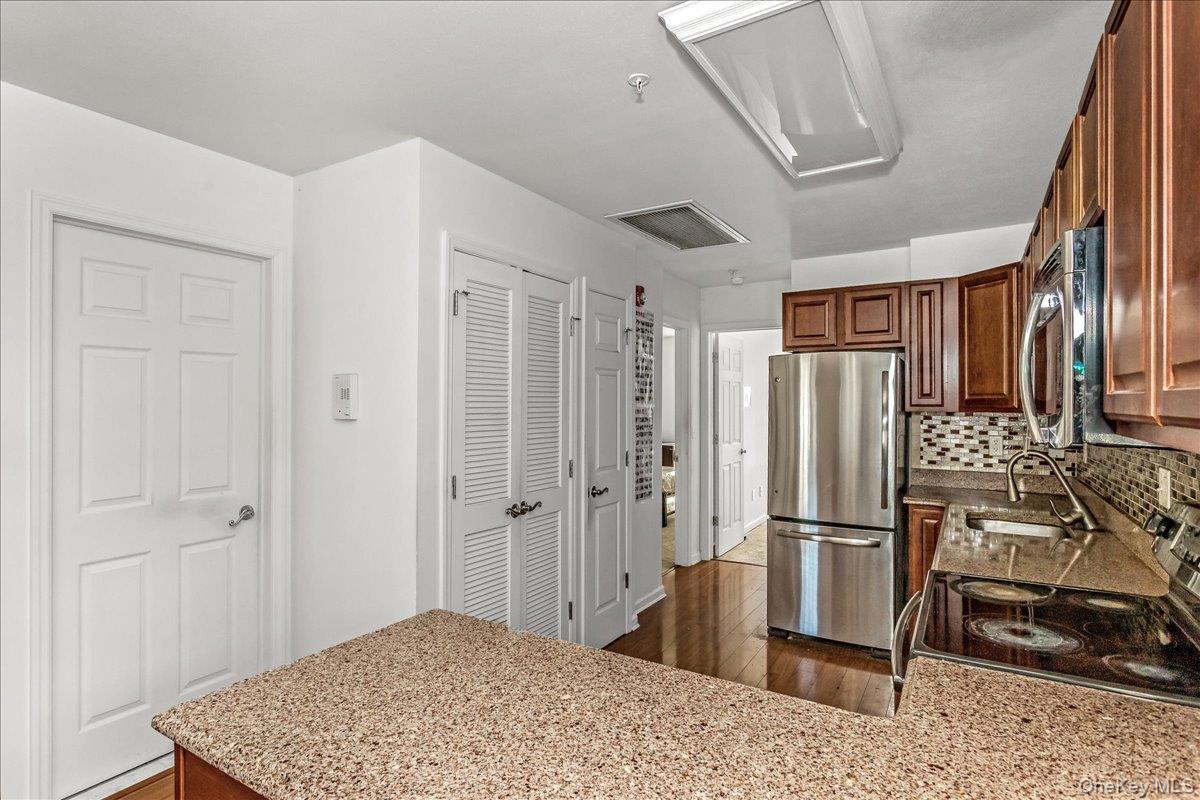 #7 photo, 802 Willow Lane, Valley Stream , NY 11580