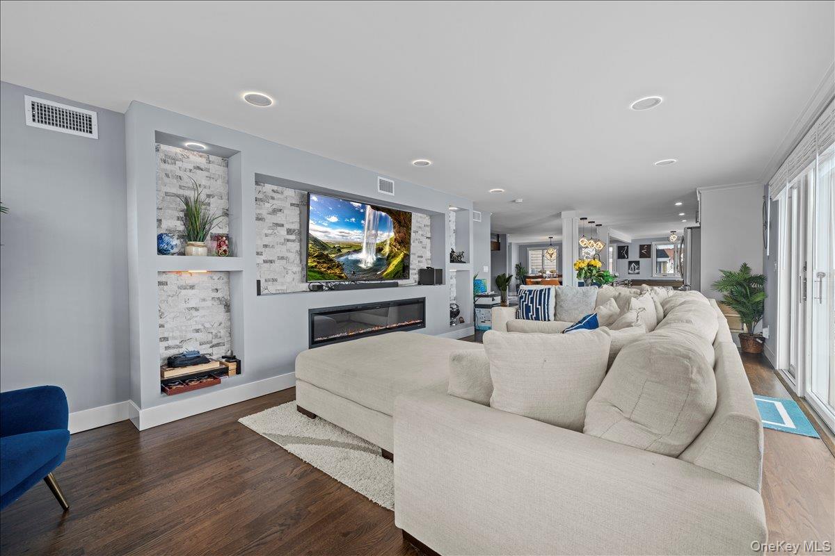 #12 photo, 4072 Darby Lane, Seaford , NY 11783