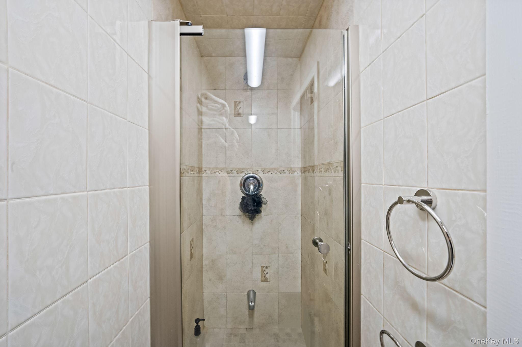 #16 photo, 6002 80th Avenue, クイーンズ区 Glendale , NY 11385