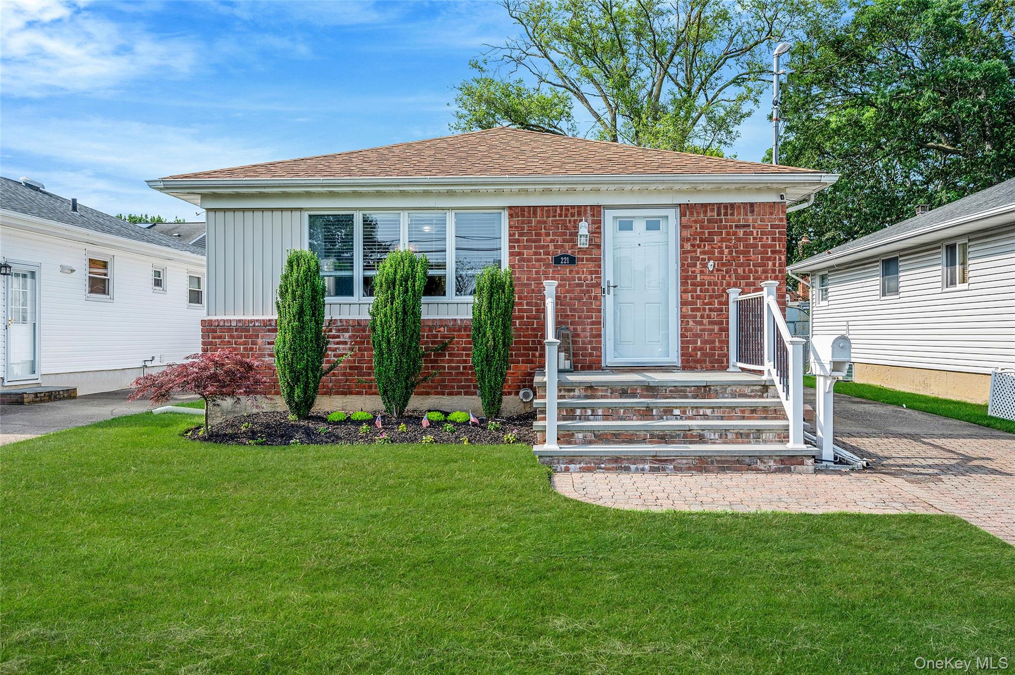 #1 photo, 221 N Kentucky Avenue, नासाउ काउंटी Massapequa , NY 11758