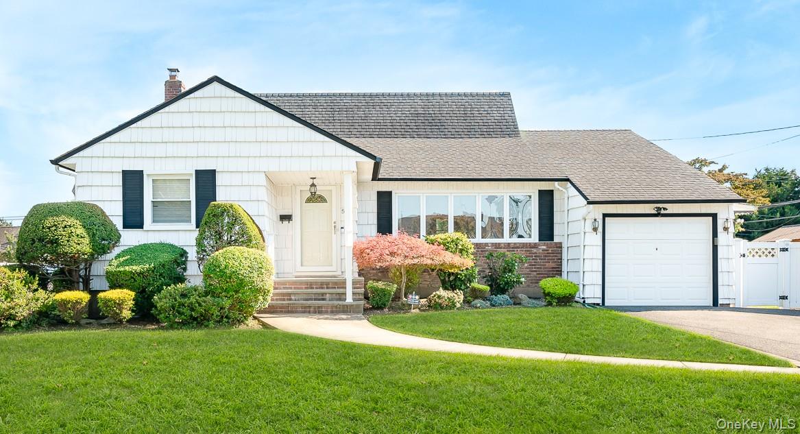 #1 photo, 558 N Hawthorne Street, ناسو Massapequa , NY 11758