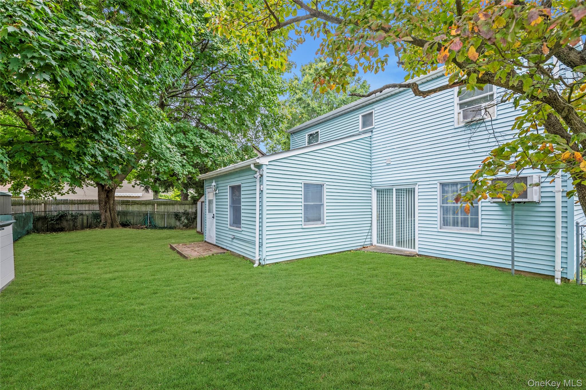 #19 photo, 253 Raff Avenue, Carle Place , NY 11514