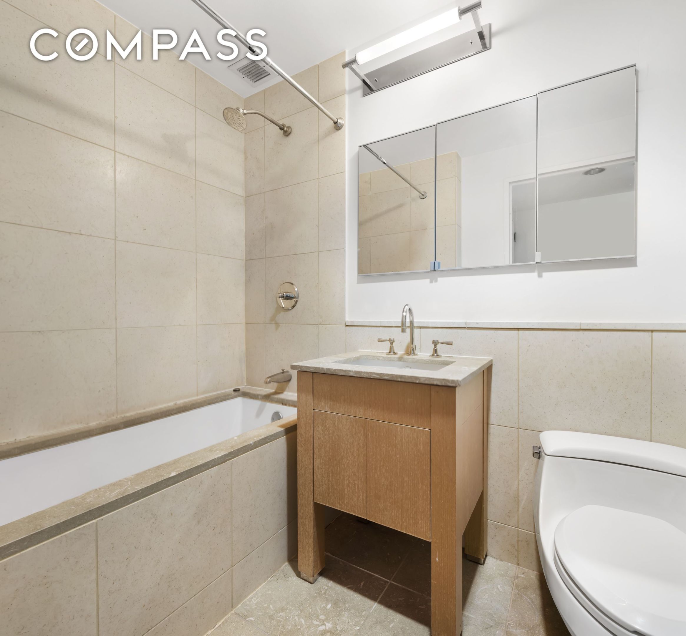 #11 photo, 350 W 42nd Street, マンハッタン Hell's Kitchen , NY 10036