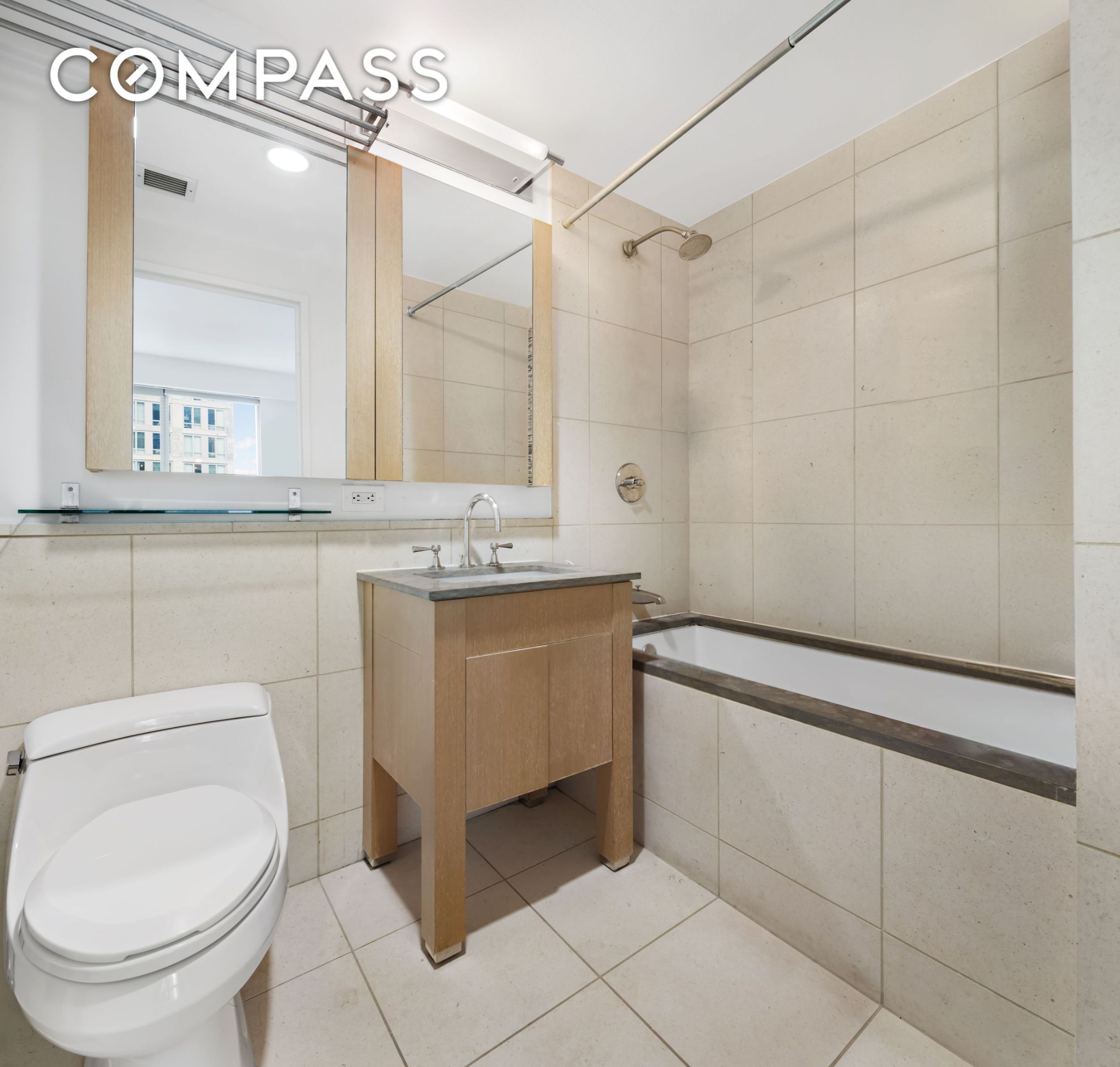 #9 photo, 350 W 42nd Street, マンハッタン Hell's Kitchen , NY 10036