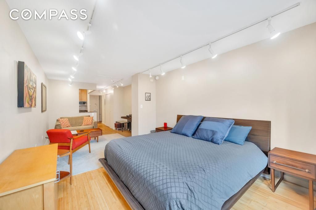 #5 photo, 222 W 14th Street, West Village , NY 10011