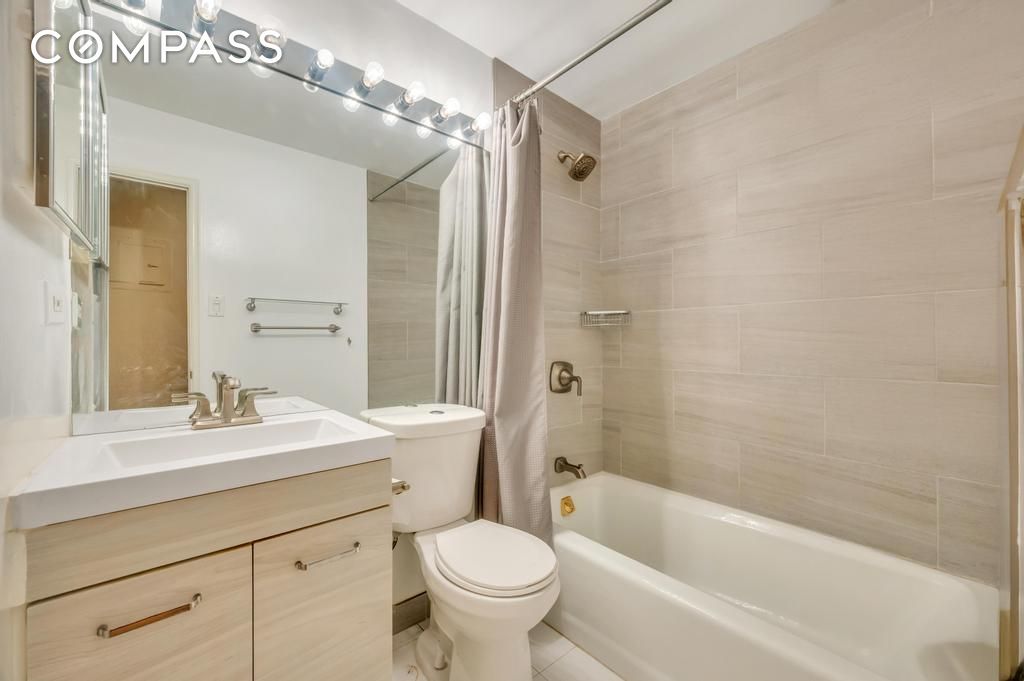 #7 photo, 222 W 14th Street, West Village , NY 10011