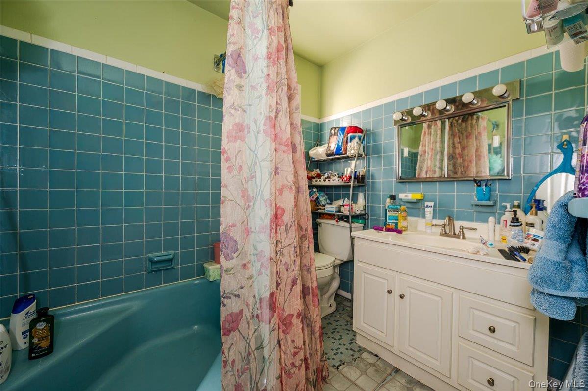 #13 photo, 1405 E 233rd Street, Bronx , NY 10466