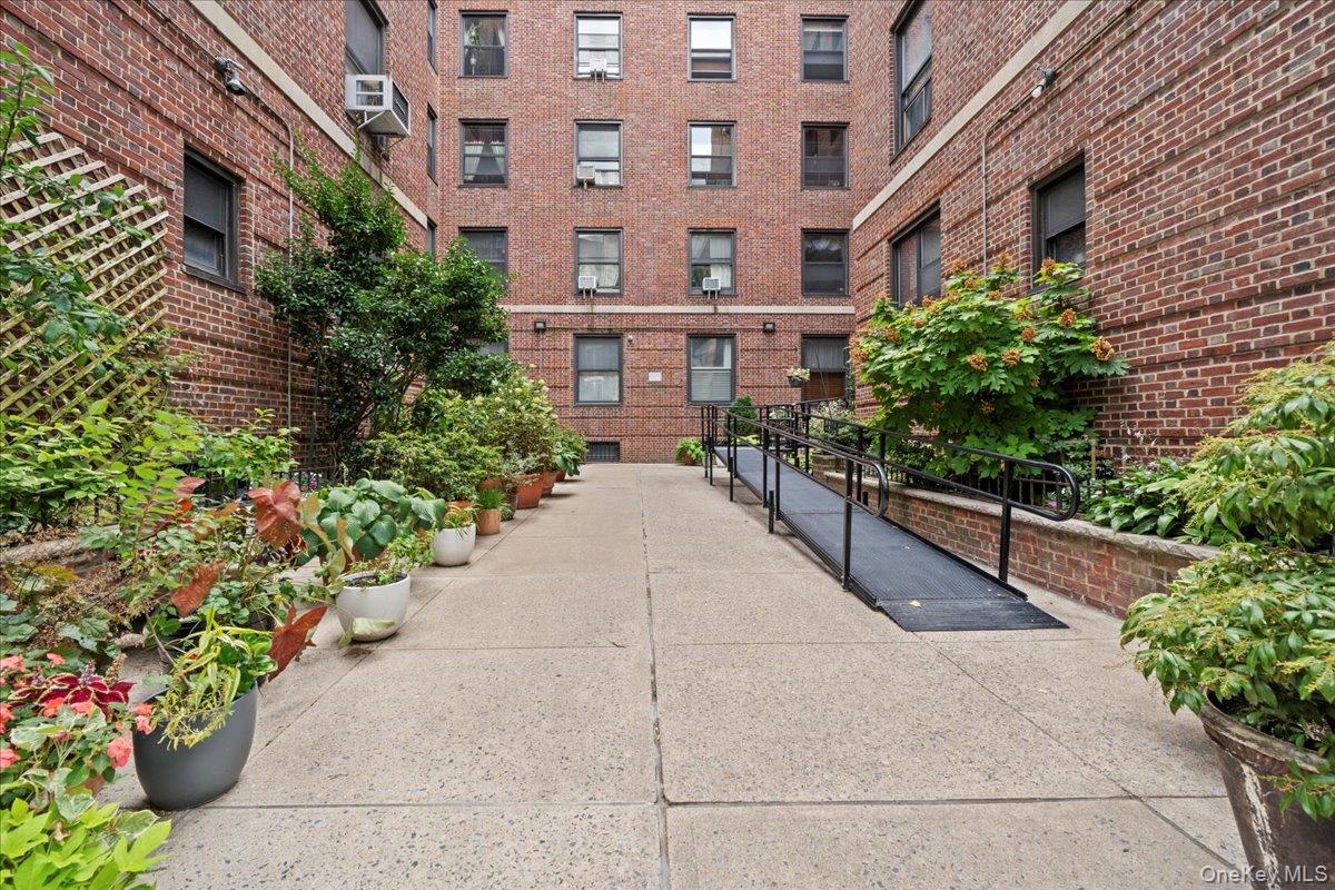 #2 photo, 109 Seaman Avenue, New York (Manhattan) , NY 10034