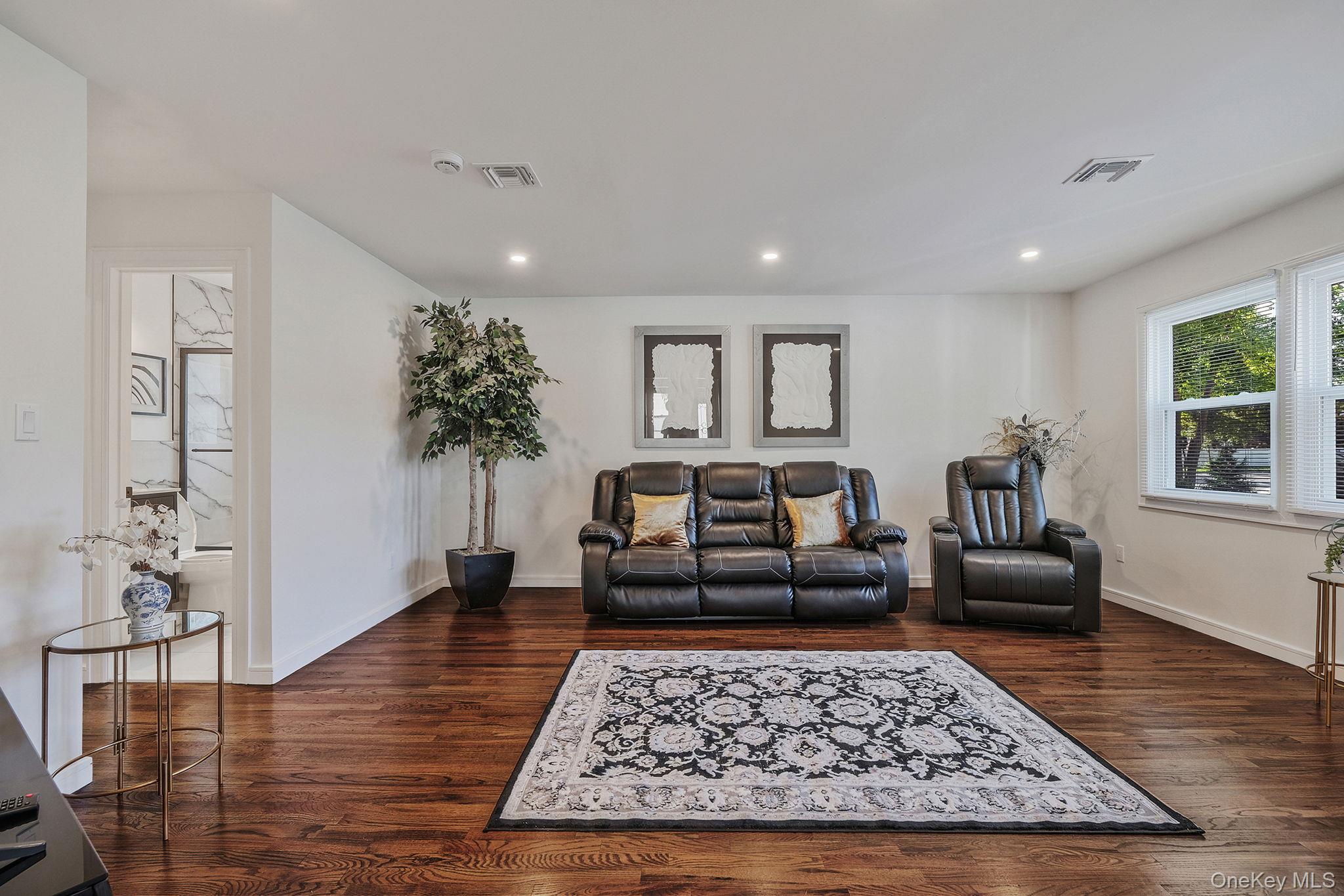 #16 photo, 2 Polo Street, Dix Hills , NY 11746