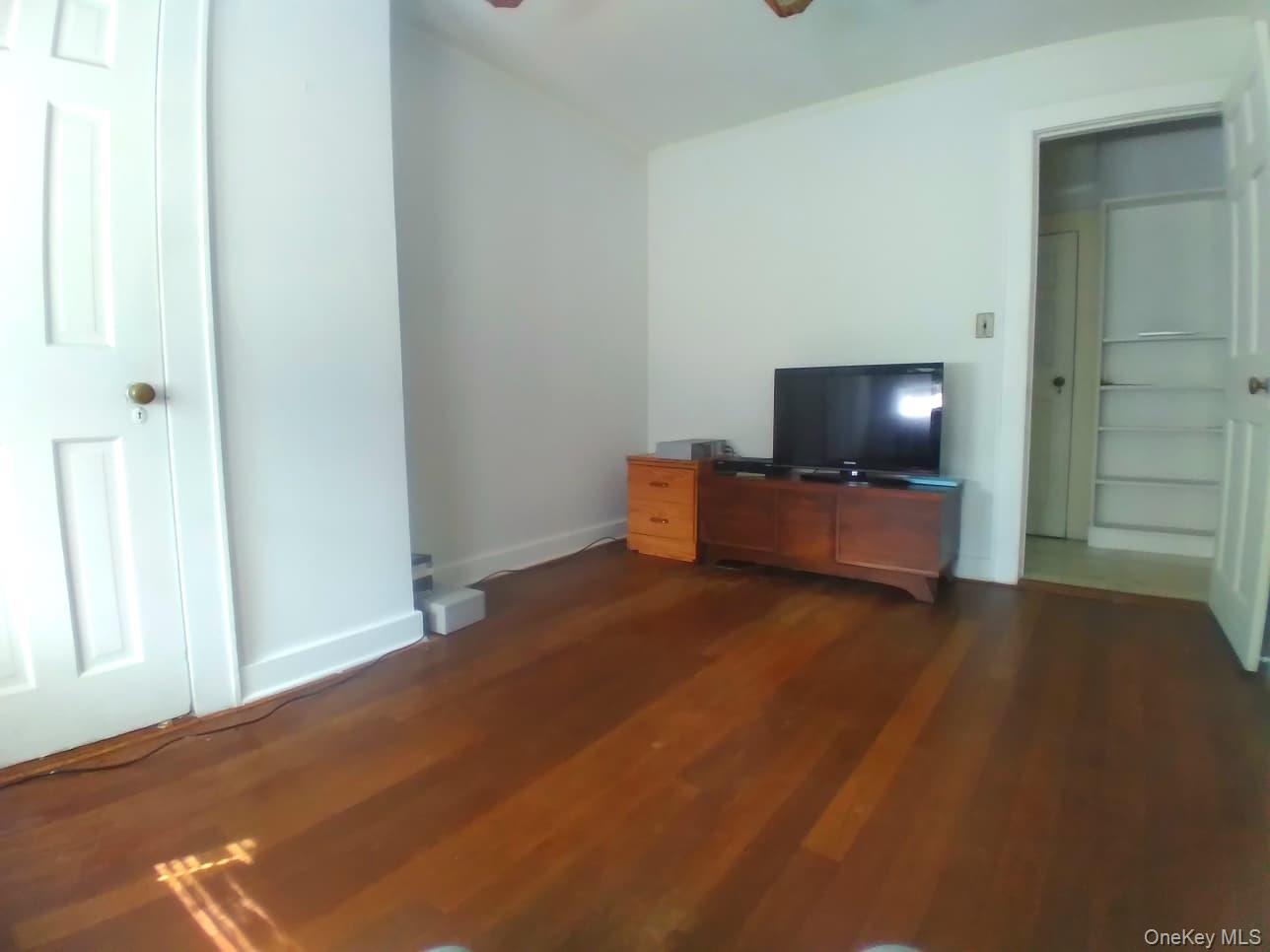 #19 photo, 28 Cross Street, Locust Valley , NY 11560