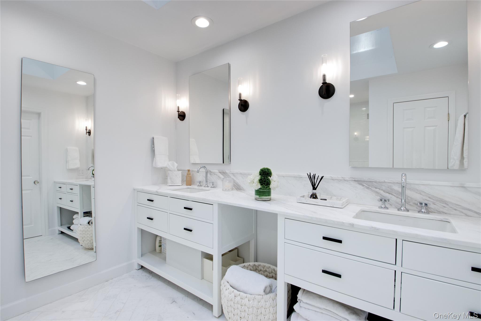 #19 photo, 39 Squirrel Hill Road, East Hills , NY 11577