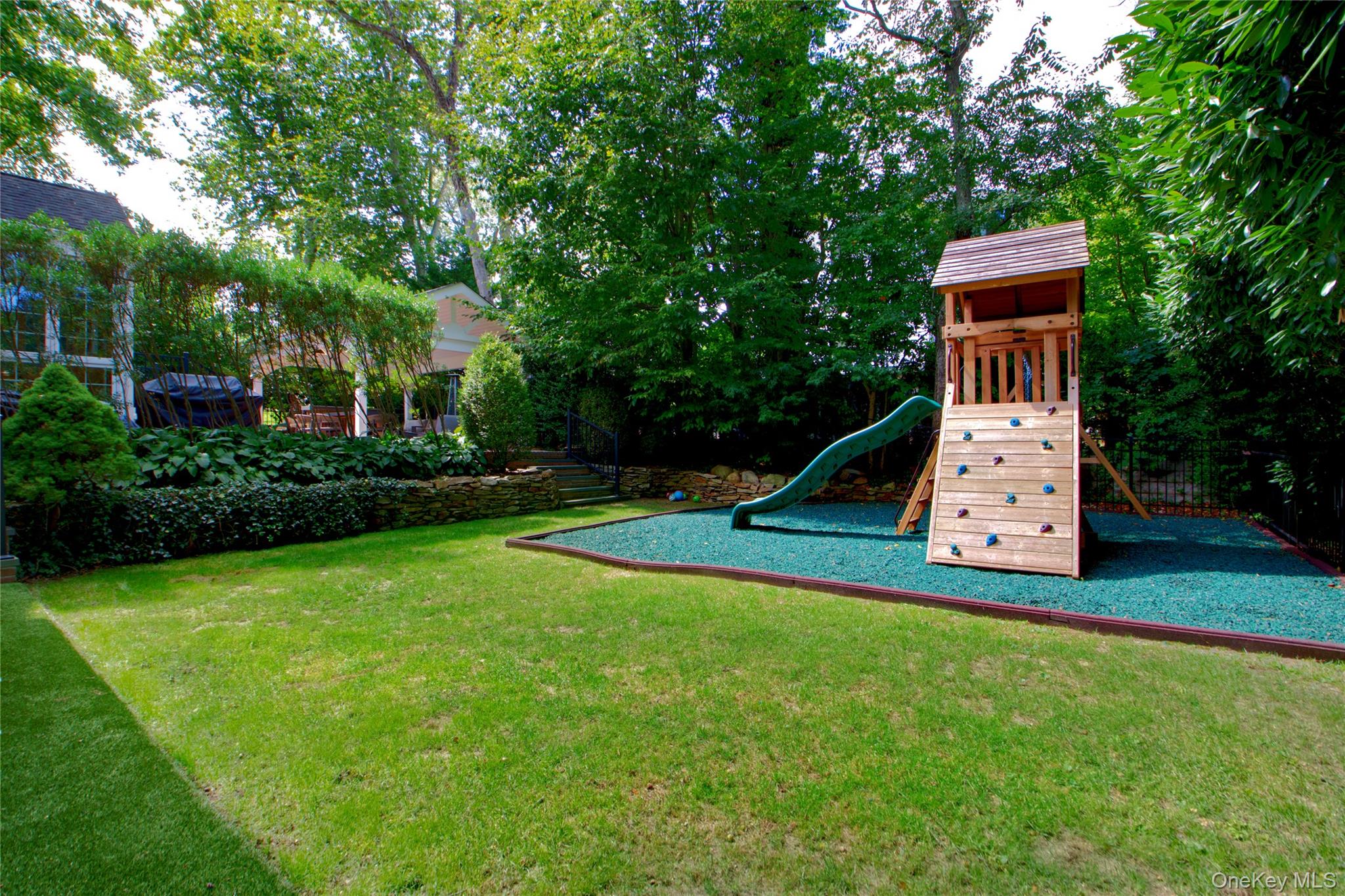 #3 photo, 39 Squirrel Hill Road, East Hills , NY 11577