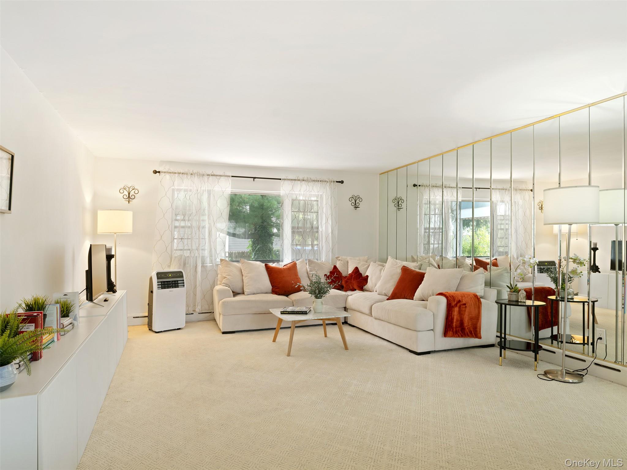 #1 photo, 215 N Brookside Avenue, नासाउ काउंटी Freeport , NY 11520