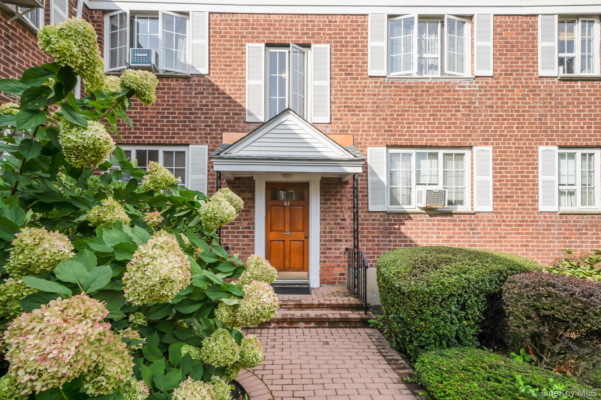 #1 photo, 44 Nathan Hale Drive, サフォーク郡 Huntington , NY 11743