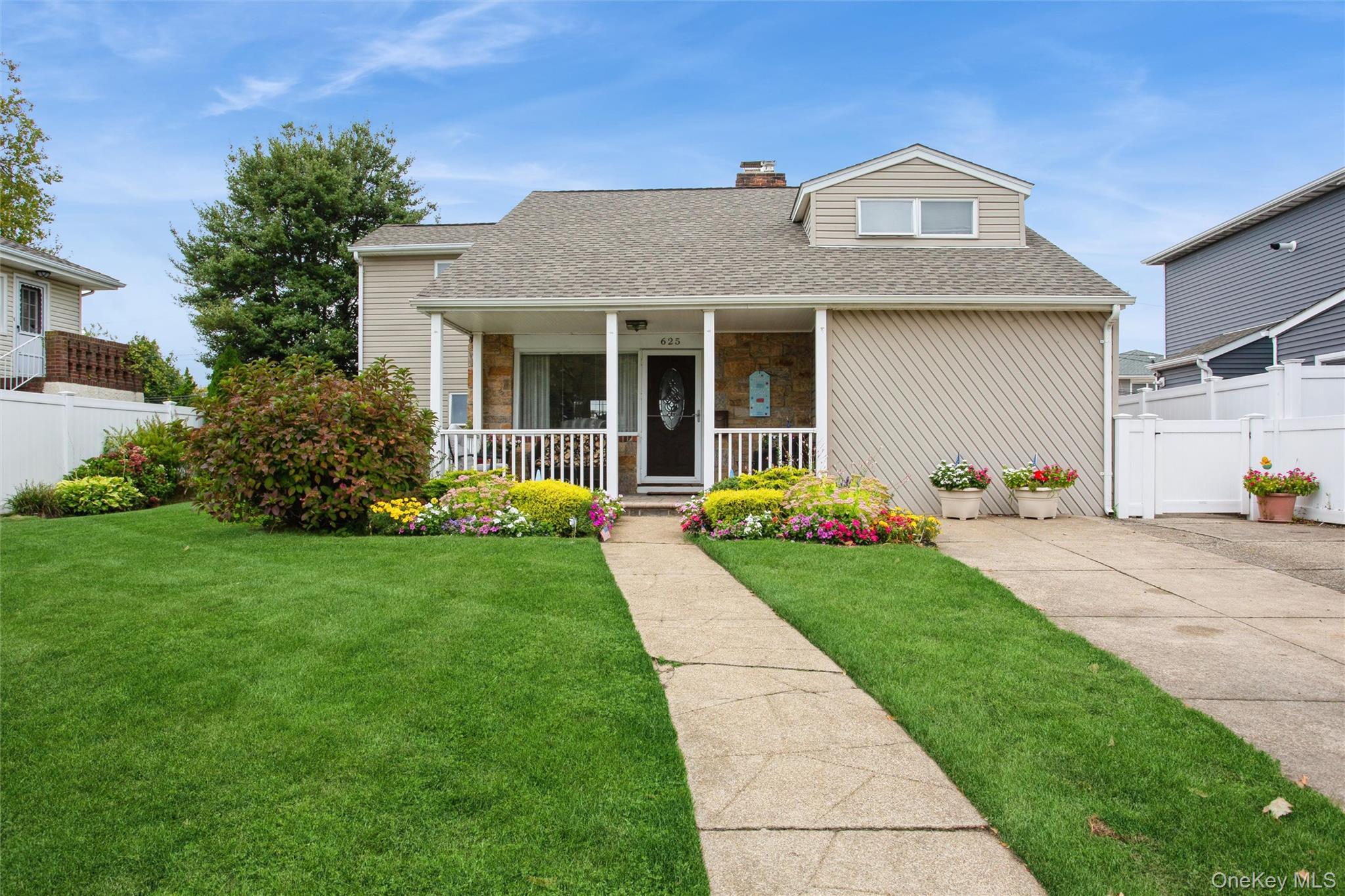 #1 photo, 625 E Walnut Street, नासाउ काउंटी Long Beach , NY 11561