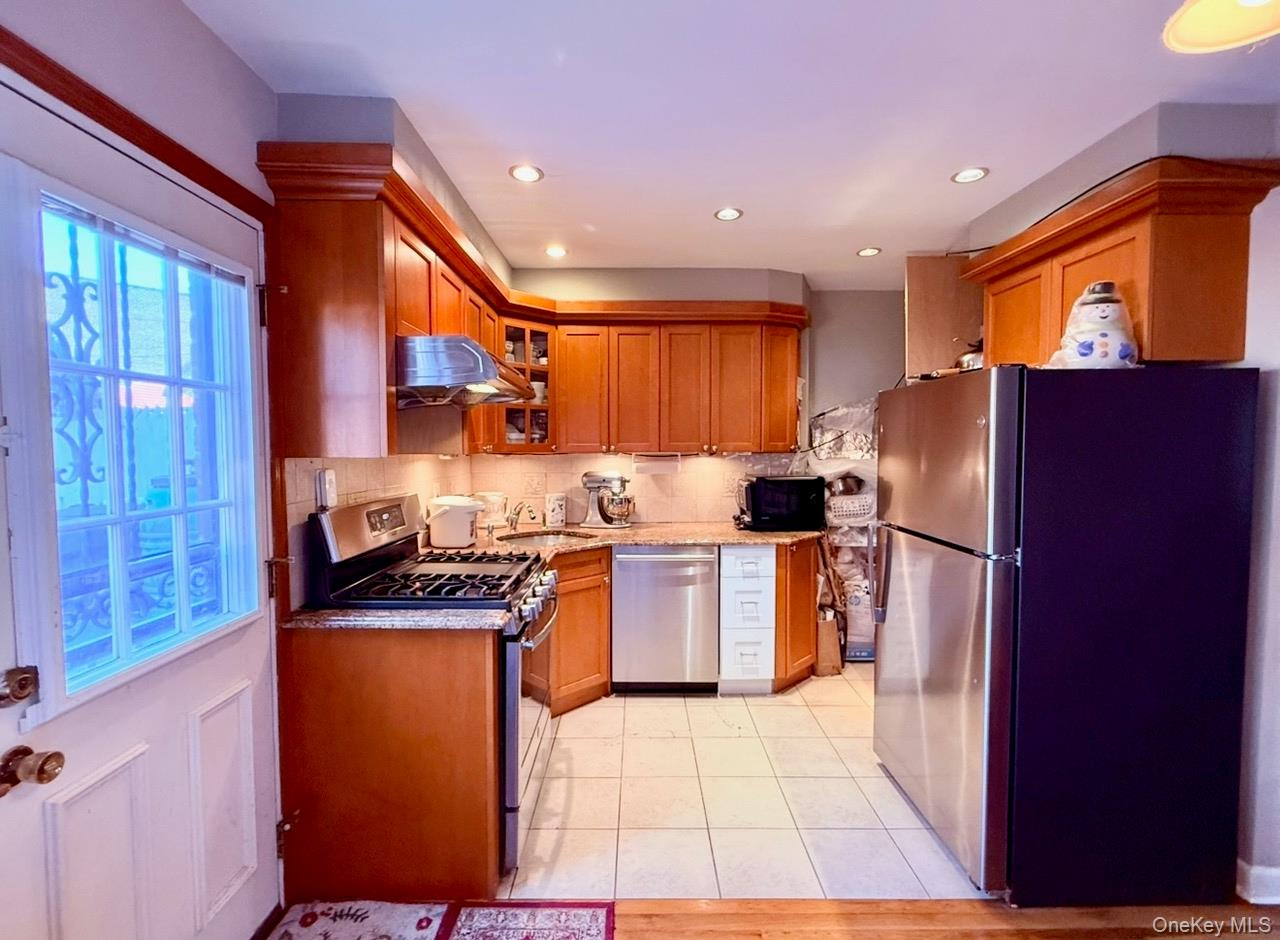 #3 photo, 25-46 Bayside Lane, Flushing , NY 11358