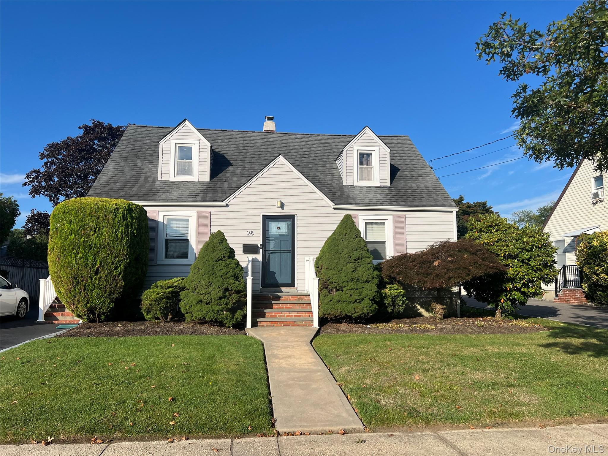 #1 photo, 28 Penataquit Avenue, سوفولك Bay Shore , NY 11706