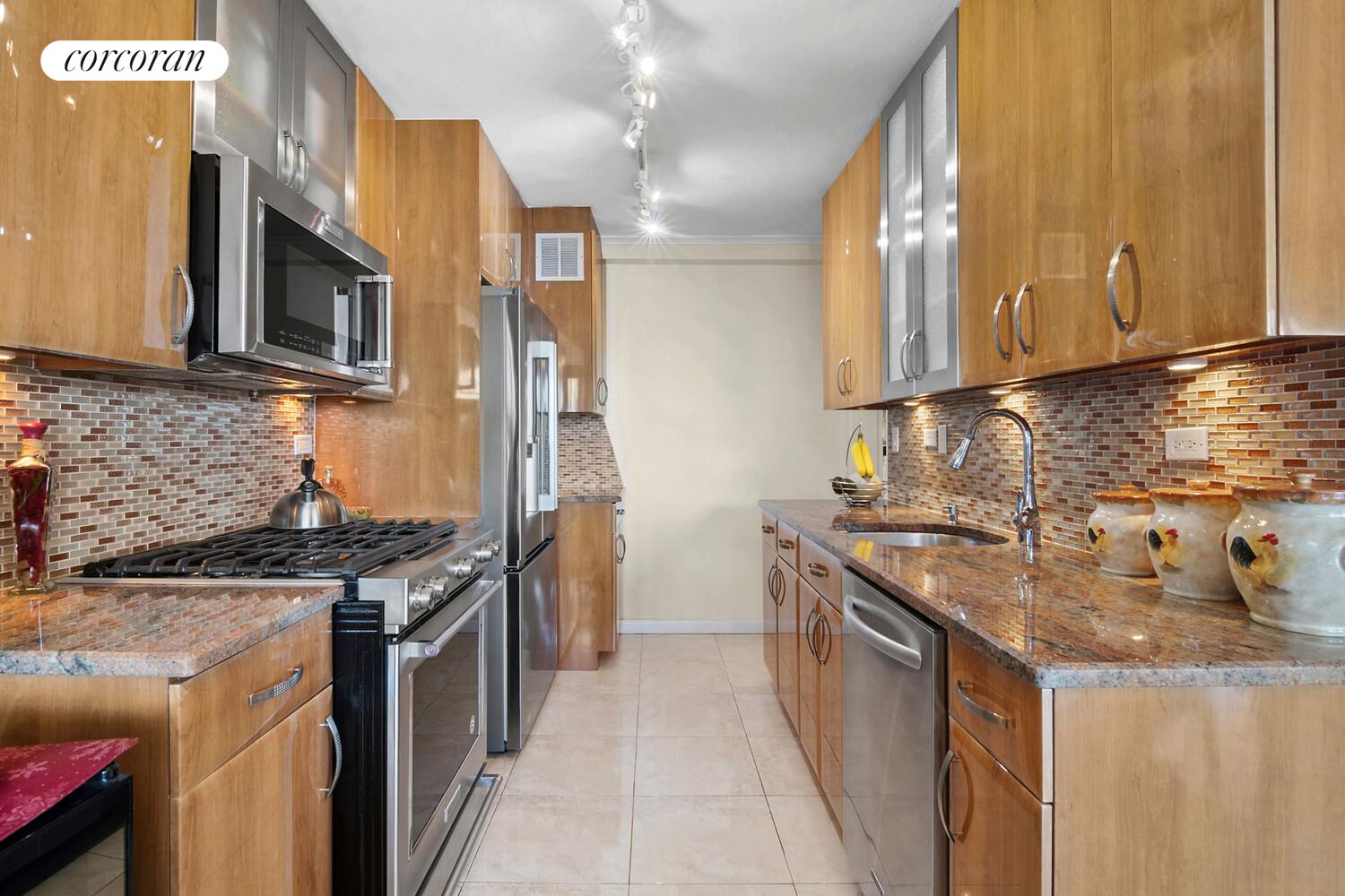 #6 photo, 17-85 215TH Street, クイーンズ区 Bay Terrace , NY 11360