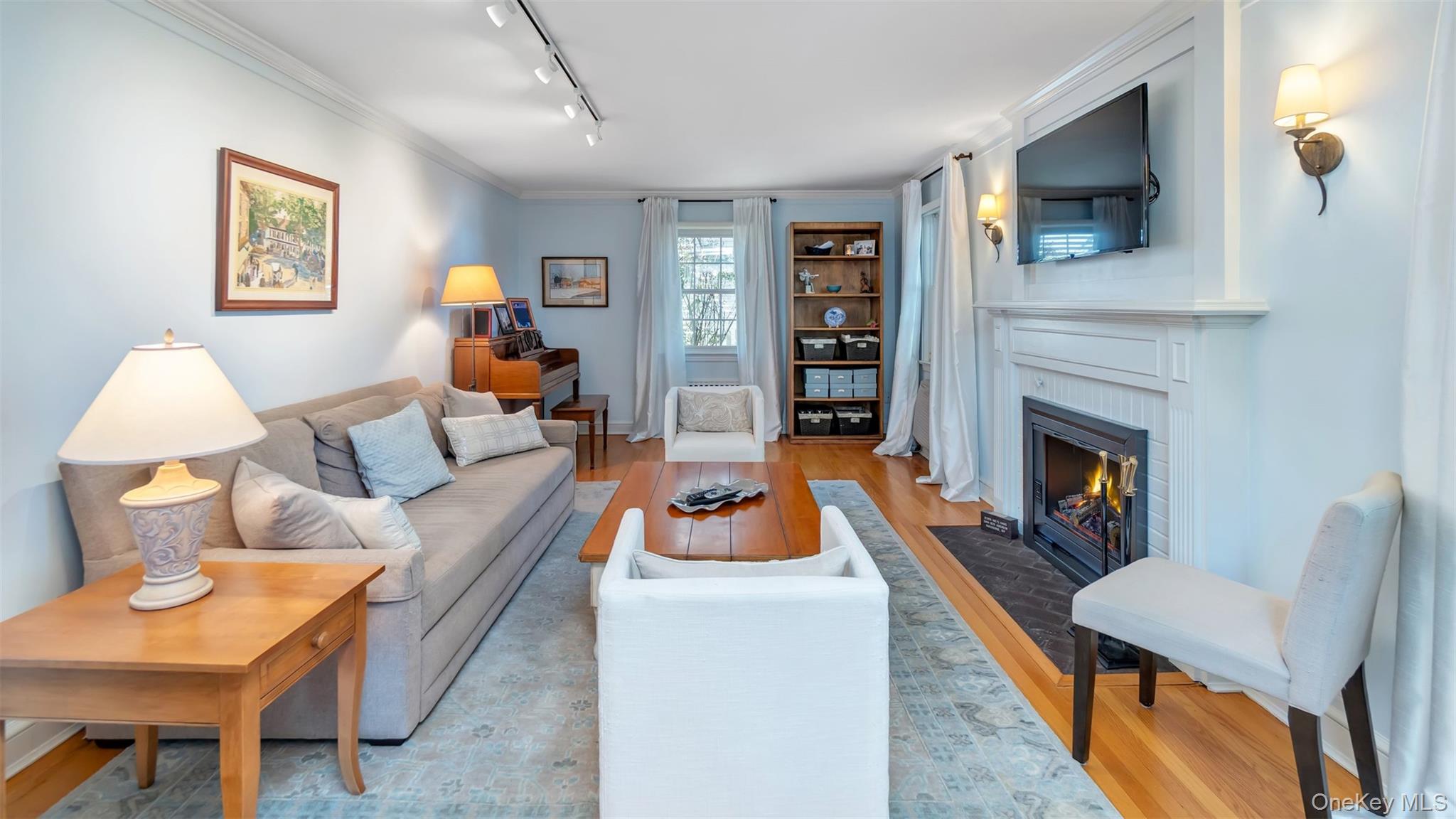 #12 photo, 35 Carlton Street, Malverne , NY 11565