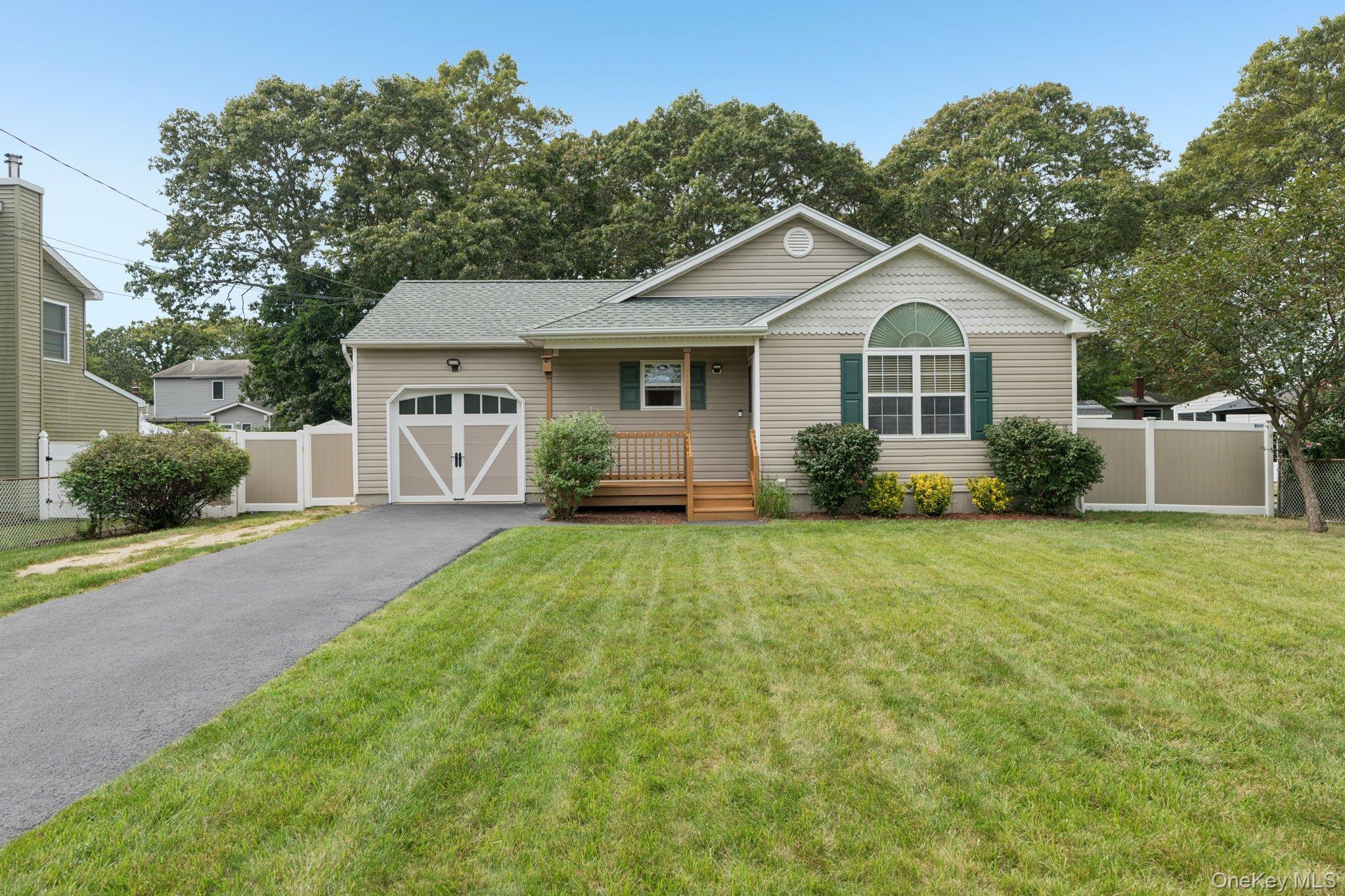 #1 photo, 46 Broadway, सफ़ोक काउंटी Shirley , NY 11967