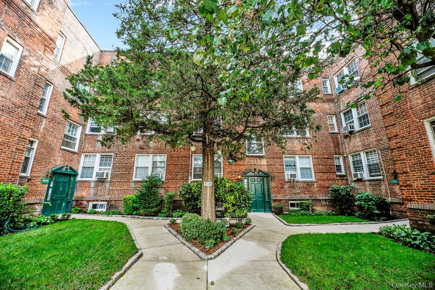 #1 photo, 1 Ash place, ग्रेट नेक Great Neck Plaza , NY 11021