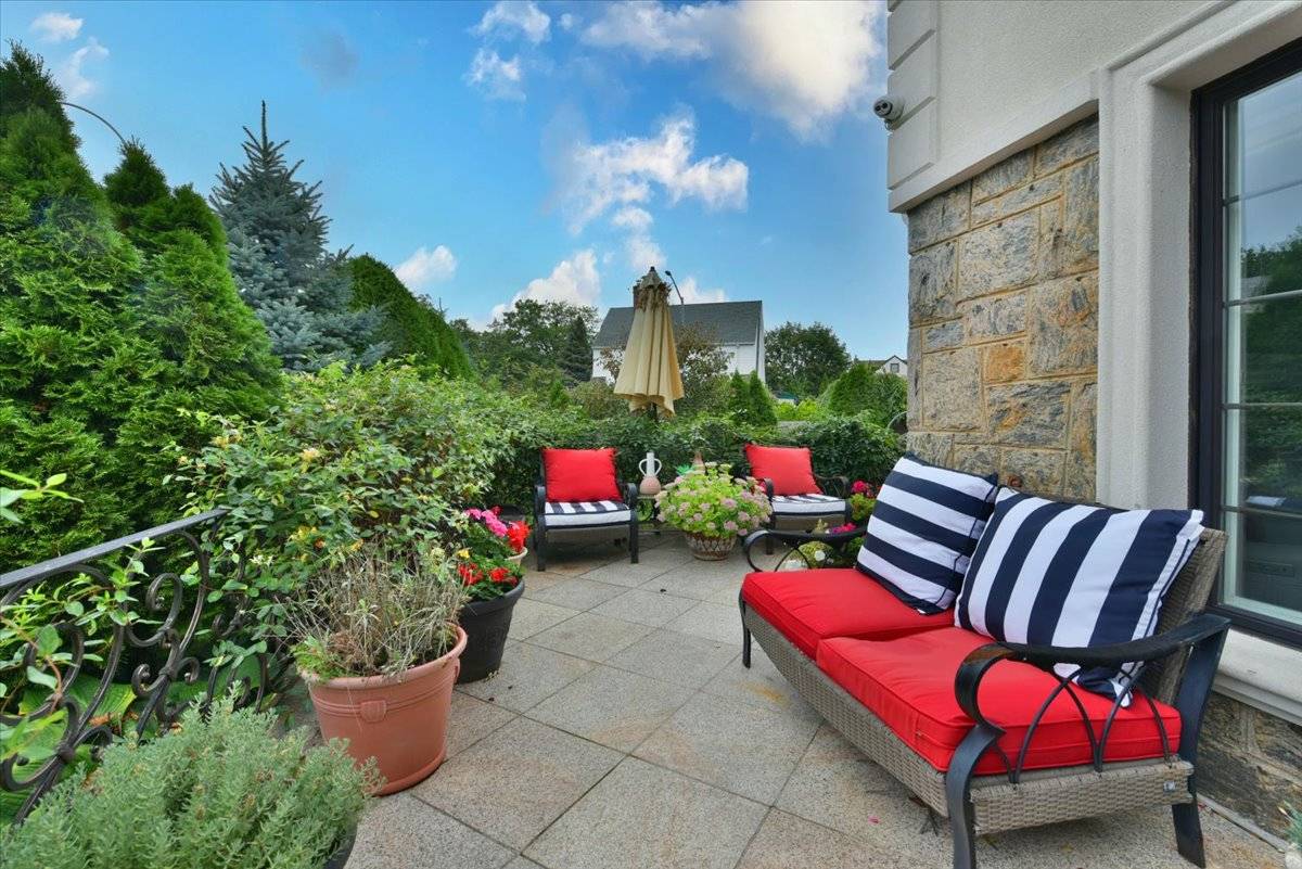 #38 photo, 50-05 215 Street, BAYSIDE , NY 11364