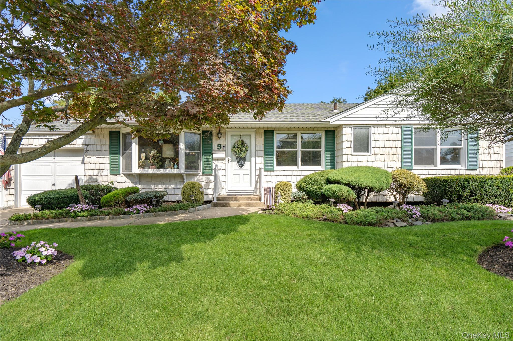 #1 photo, 5 Shubert Lane, ناسو Bethpage , NY 11714