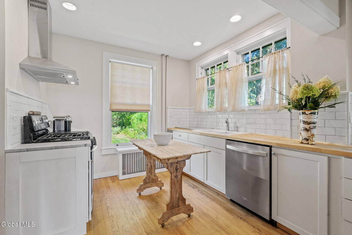 #18 photo, 39 5th Avenue, Saratoga Springs , NY 12866