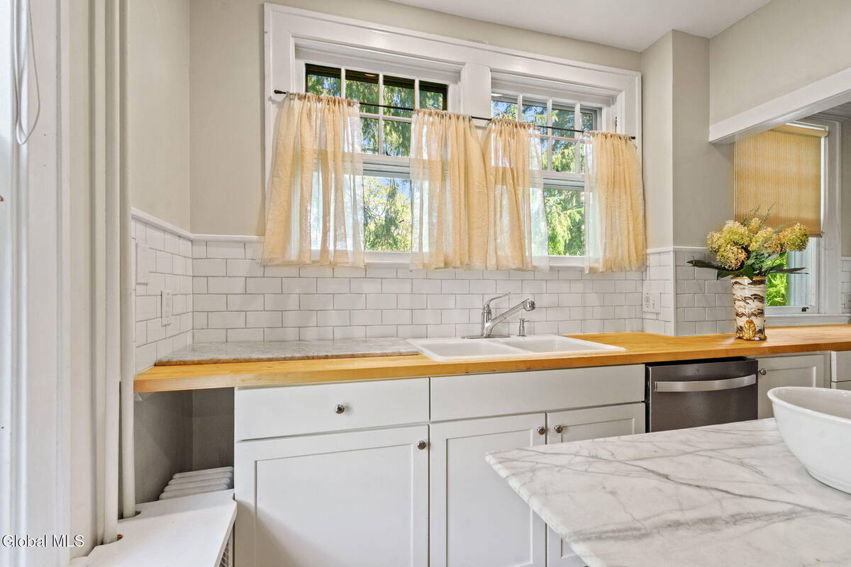 #22 photo, 39 5th Avenue, Saratoga Springs , NY 12866