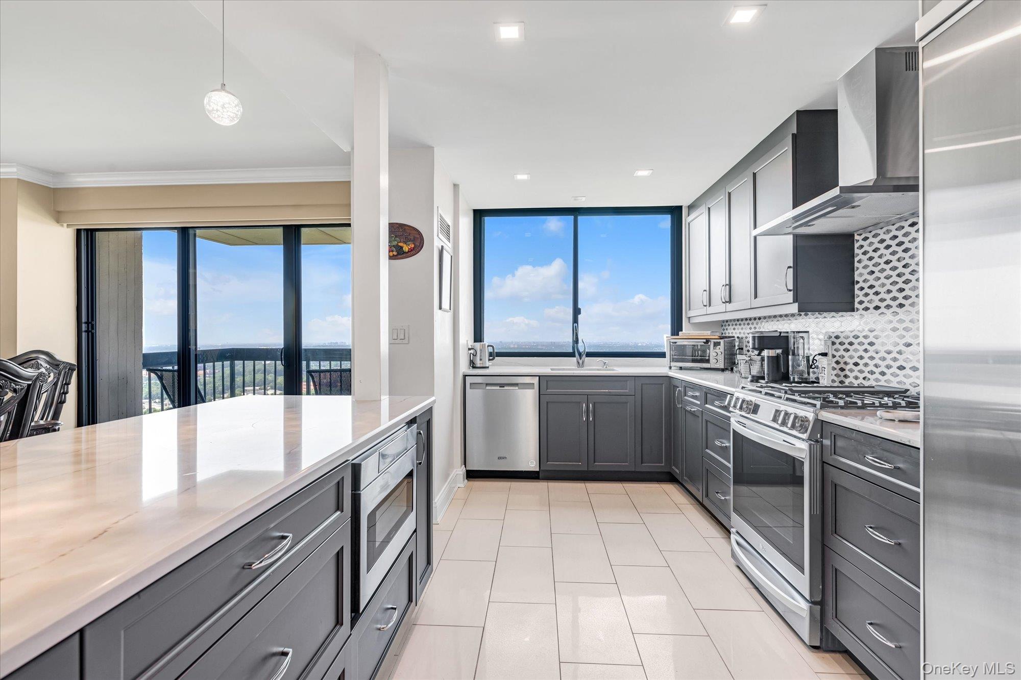 #10 photo, 269-10 Grand Central Parkway, クイーンズ区 Floral Park , NY 11005