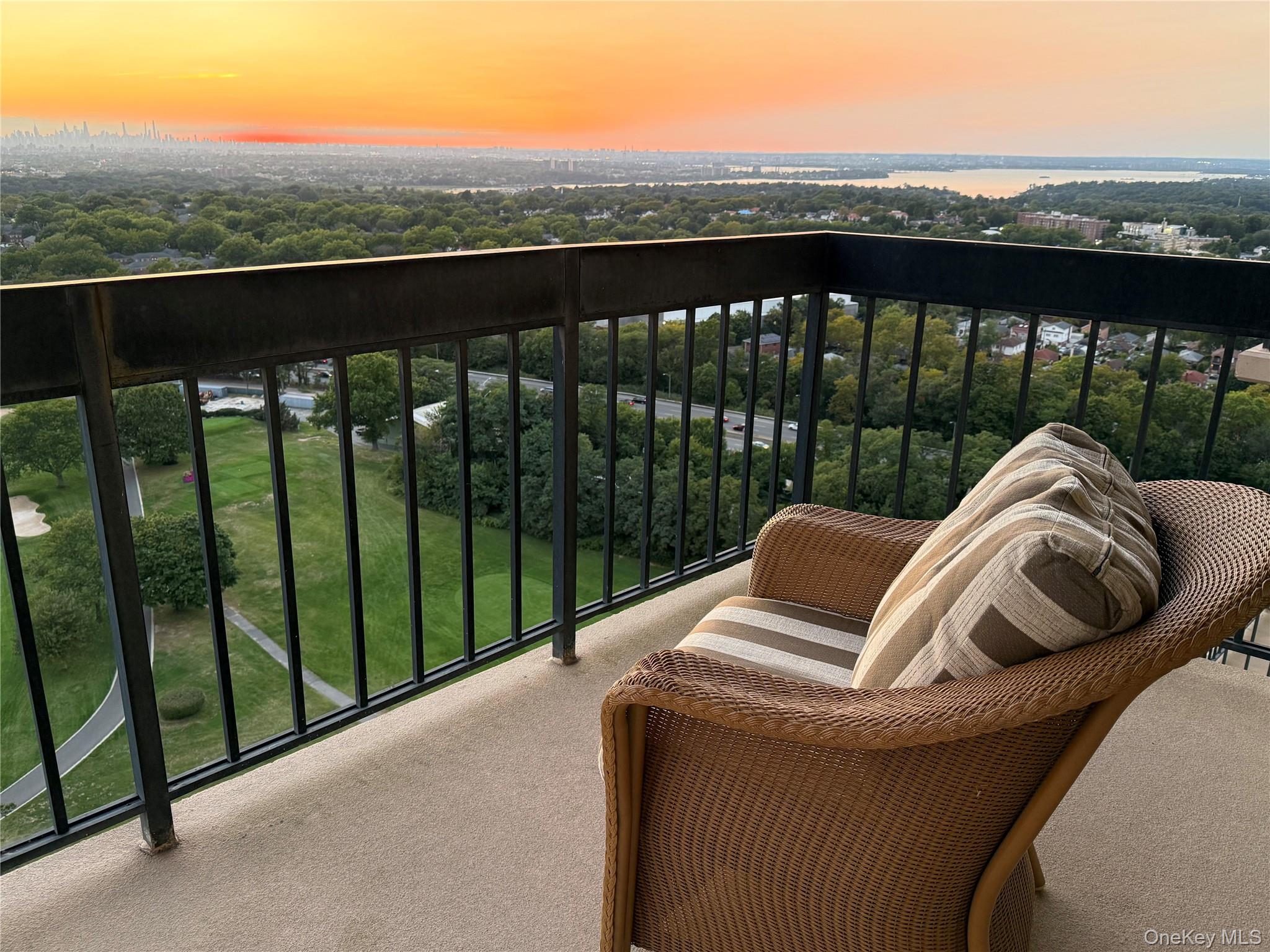 #3 photo, 269-10 Grand Central Parkway, クイーンズ区 Floral Park , NY 11005