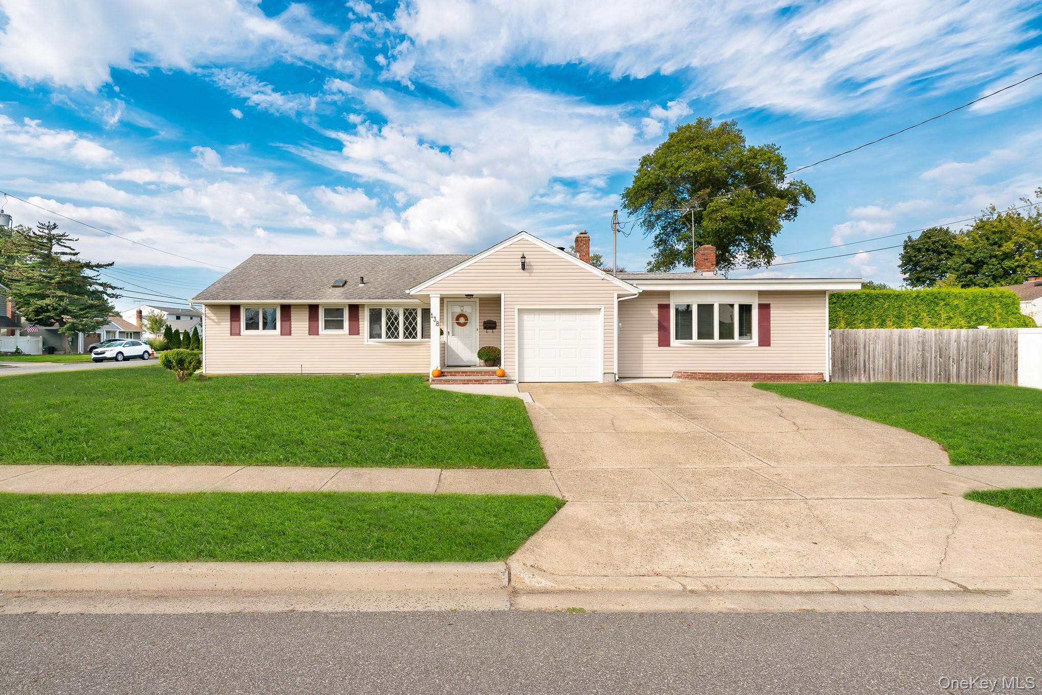 #1 photo, 138 Saint Marks Place, नासाउ काउंटी Massapequa , NY 11758