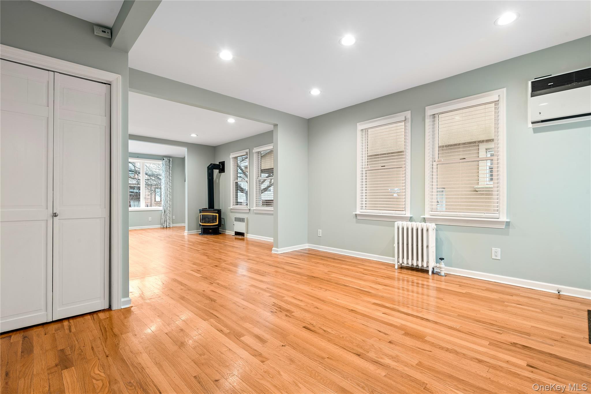 #5 photo, 8921 Aubrey Avenue, Glendale , NY 11385