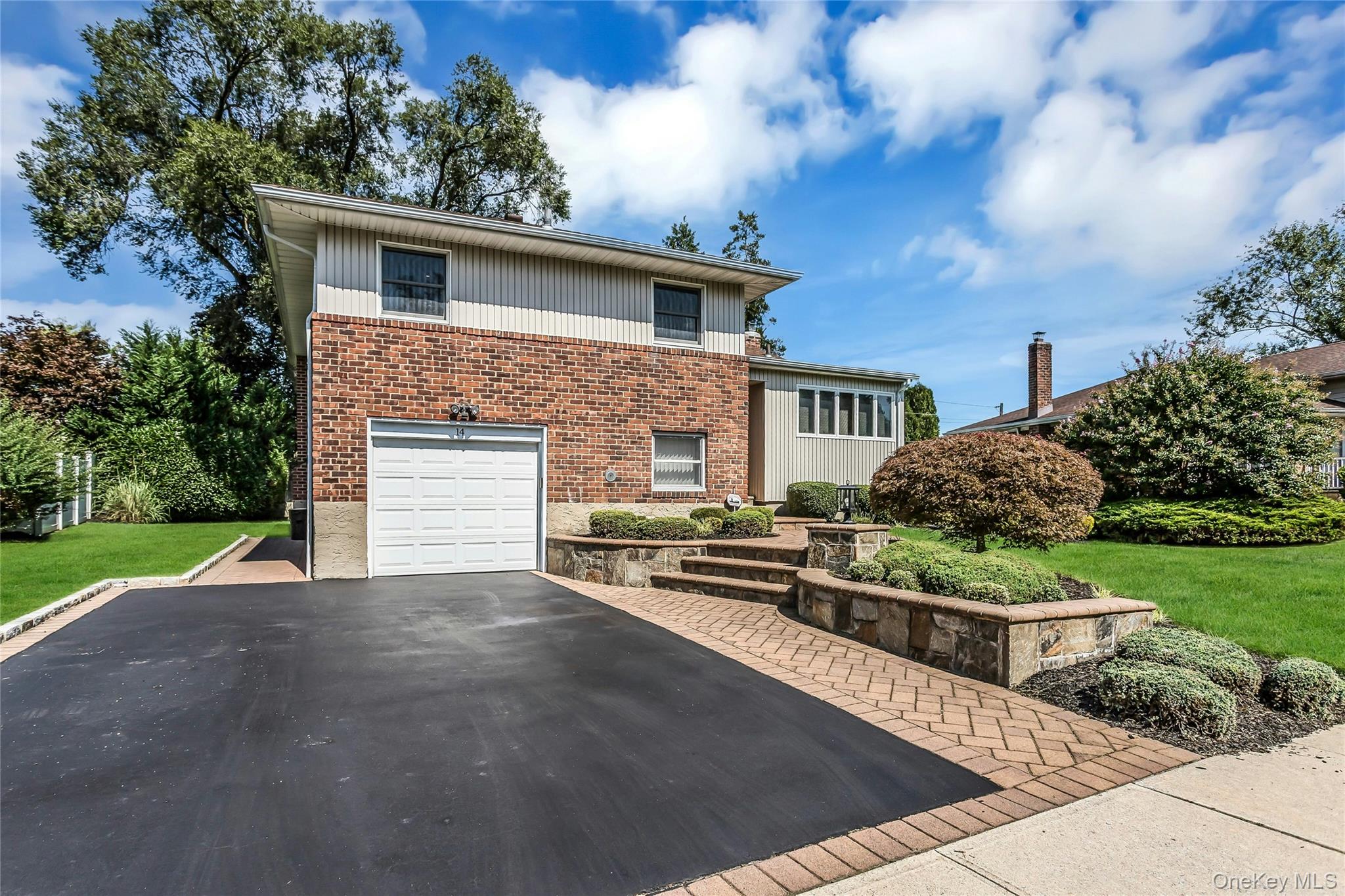 #1 photo, 14 Judith Street, नासाउ काउंटी Plainview , NY 11803