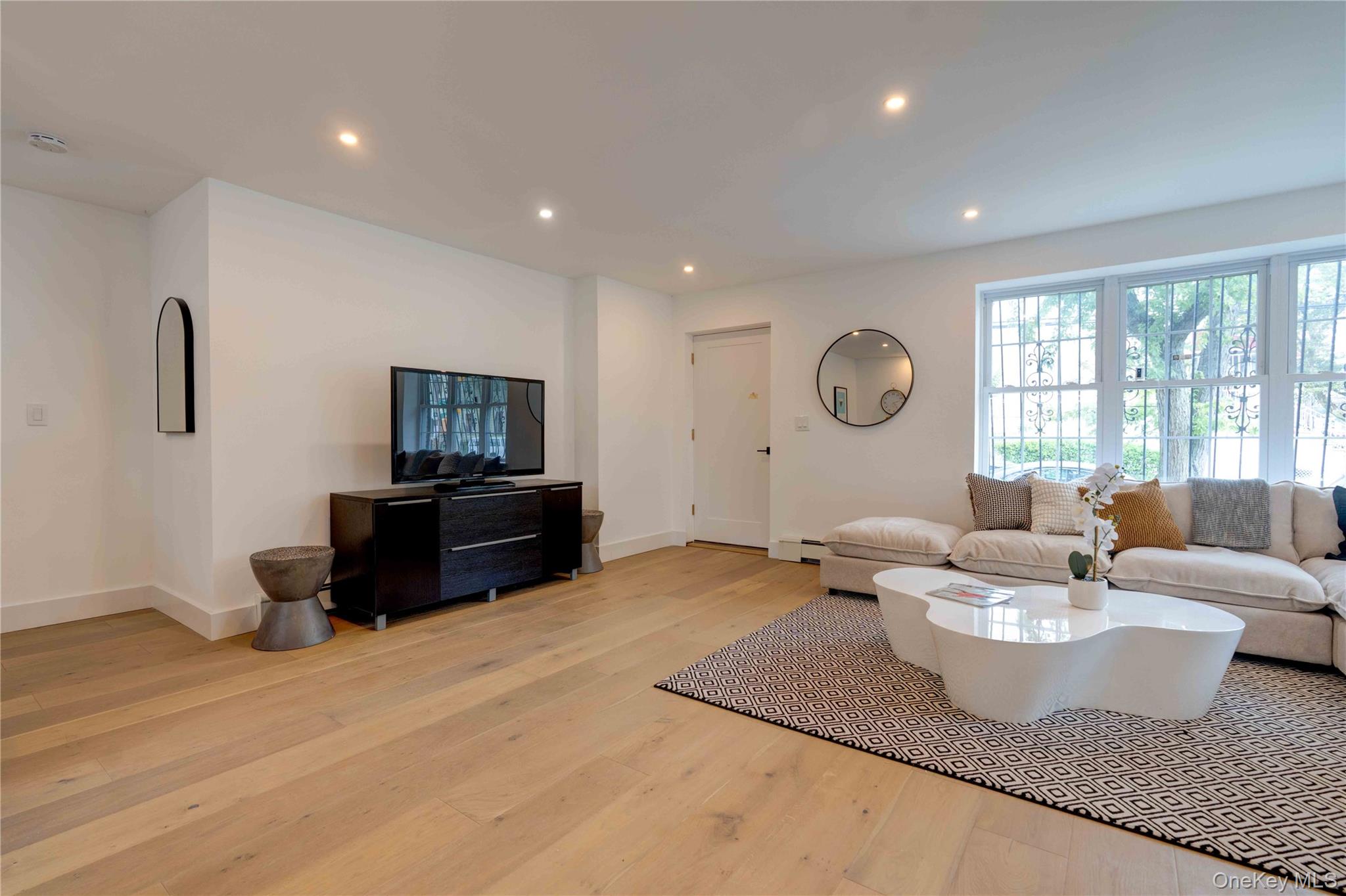 #9 photo, 1056 E 215th Street, Bronx , NY 10469