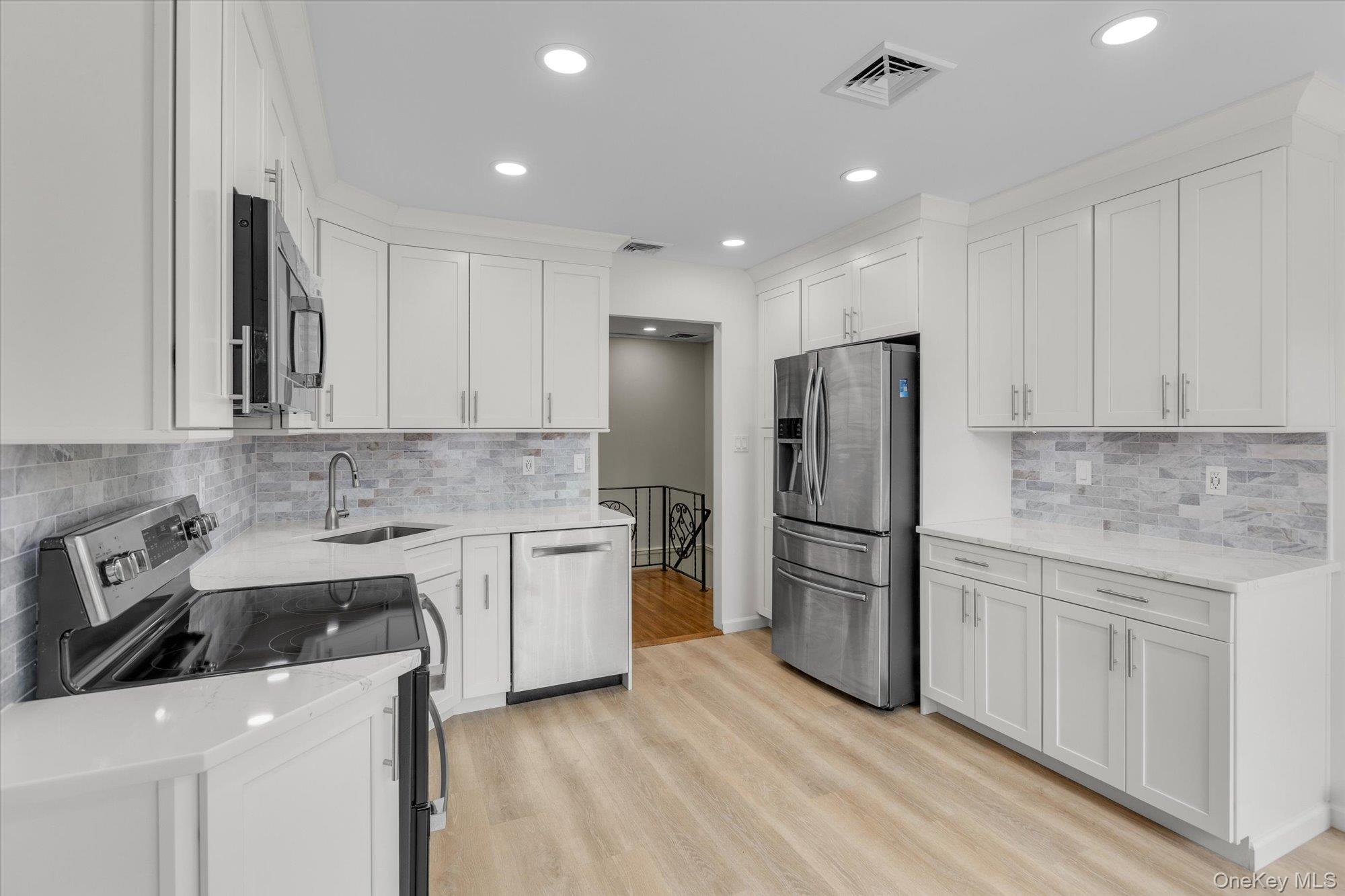 #11 photo, 385 Salem Court, Hauppauge , NY 11788