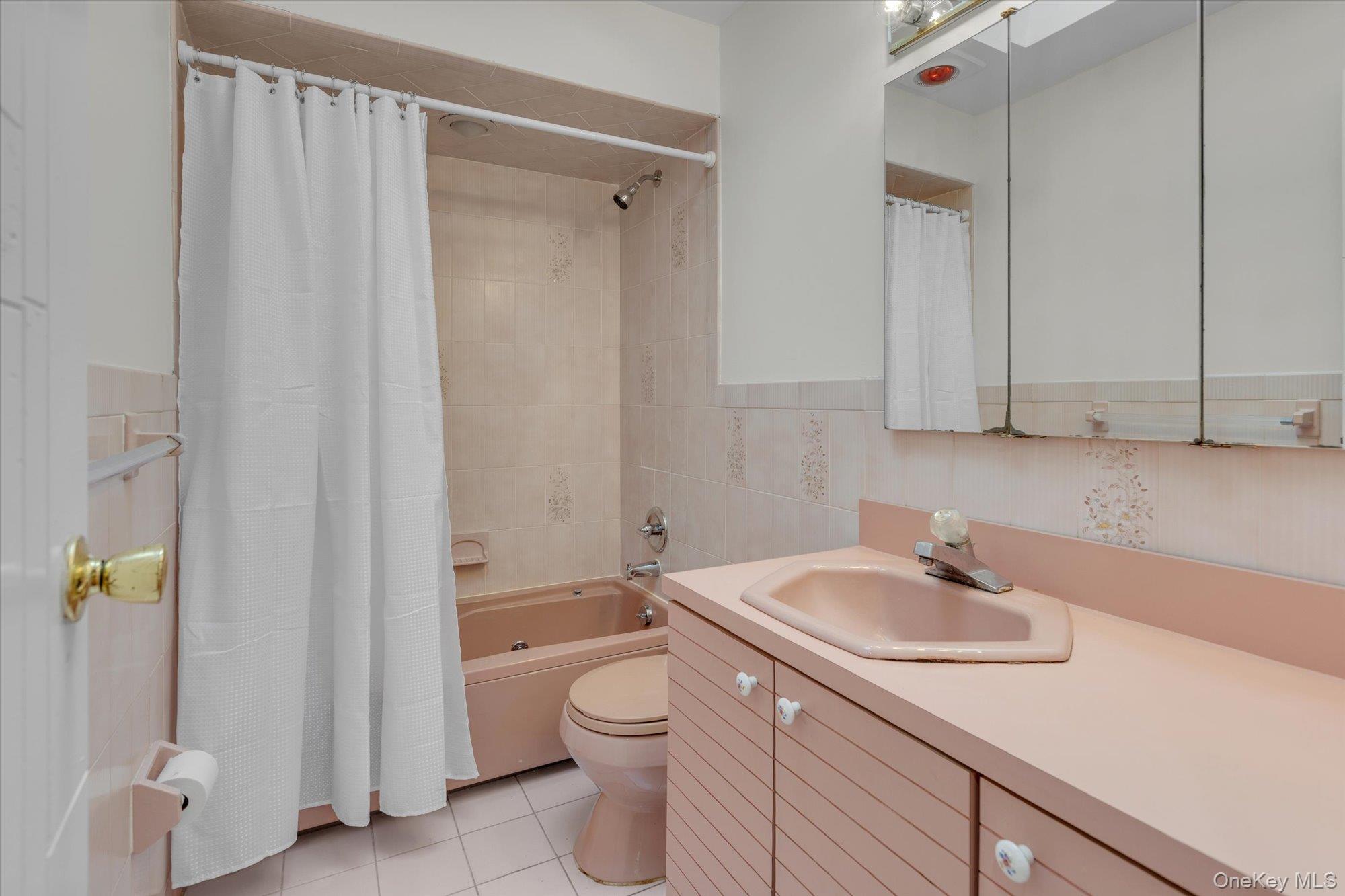 #17 photo, 385 Salem Court, Hauppauge , NY 11788